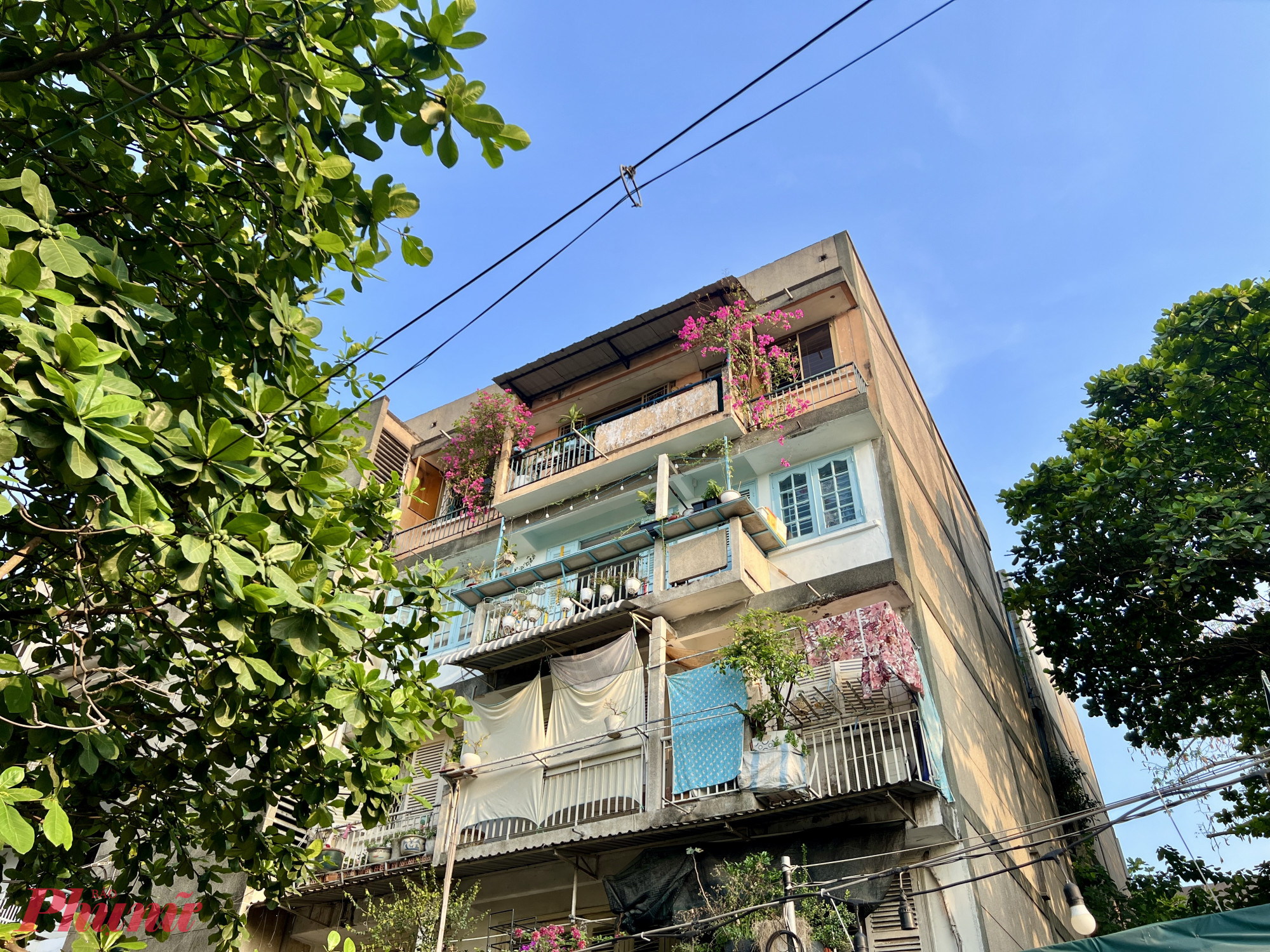 Lô I tại Cư xá Thanh Đa được xem là một trong những lô còn khá mới, nằm giáp công viên, hướng nhìn ra Sông Sài Gòn và khu vực Cầu Bình Triệu; nhiều căn hộ được cư dân đầu tư trang trí khang trang, nổi bật từ ban công. Ảnh: Quốc Thái