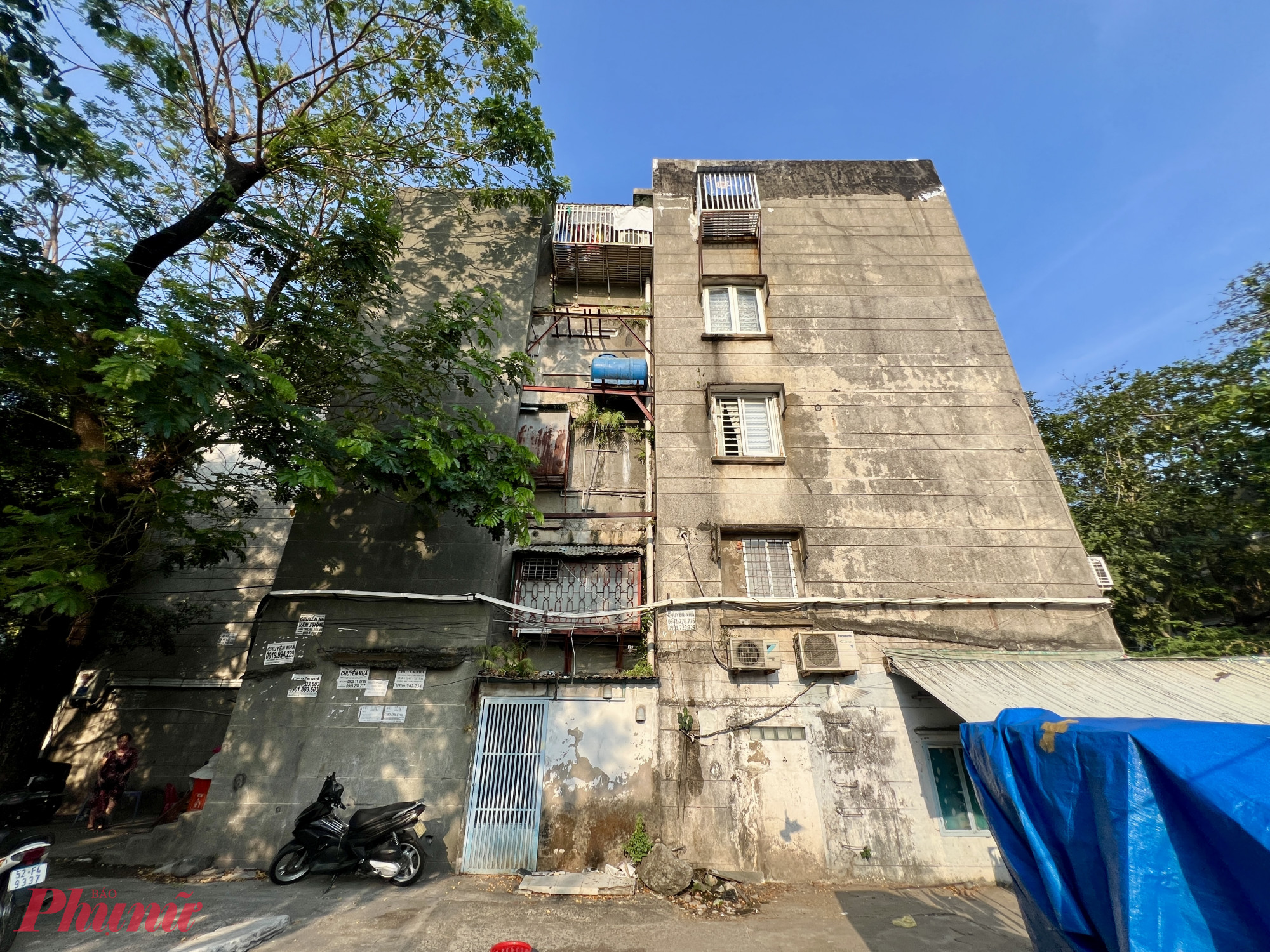 Mặt sau lô VIII cư xá Thanh Đa, đoạn giáp công viên.