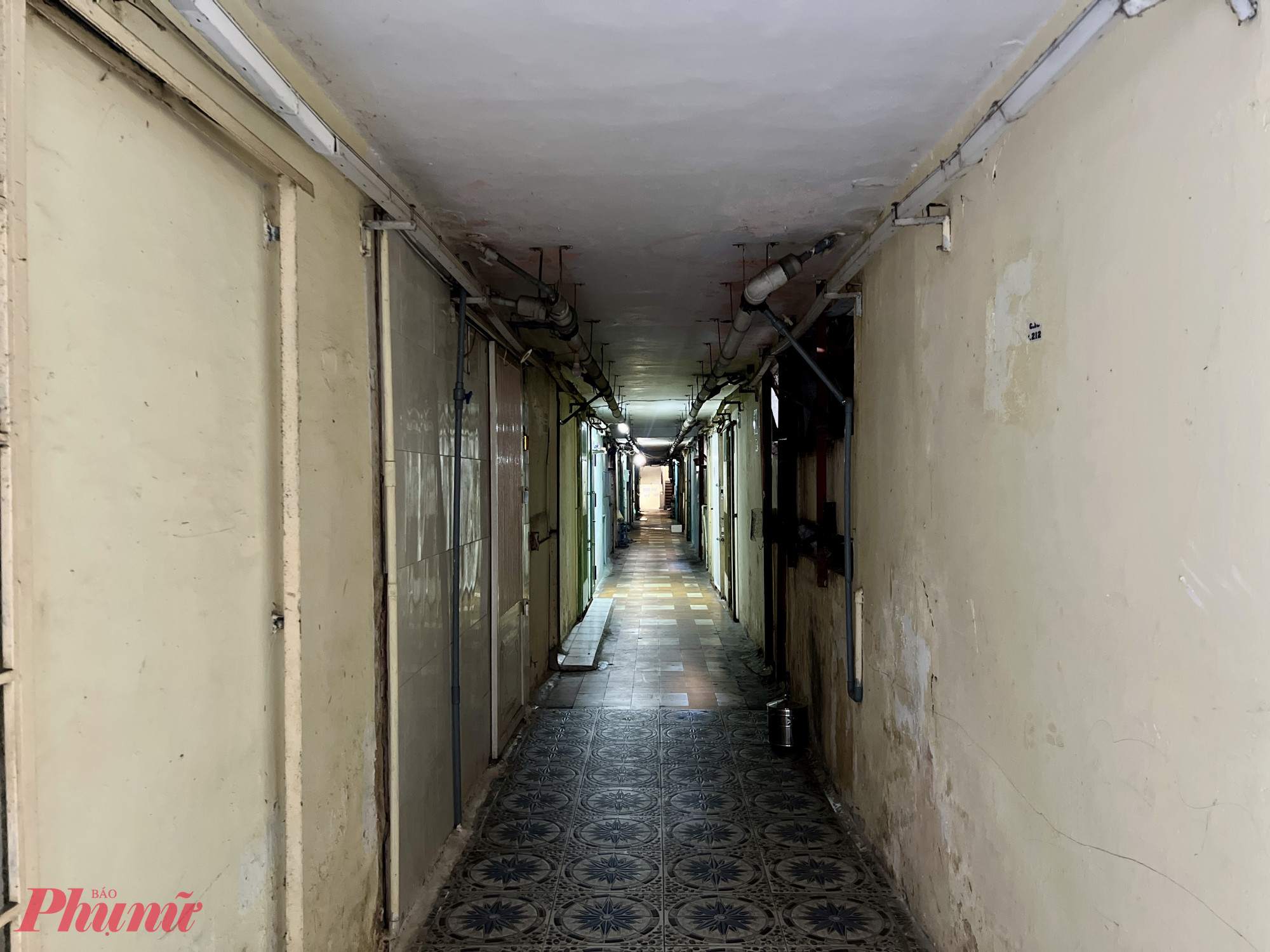Một gốc hành lang lô VIII cư xá Thanh Đa cũ kỹ, xuống cấp.