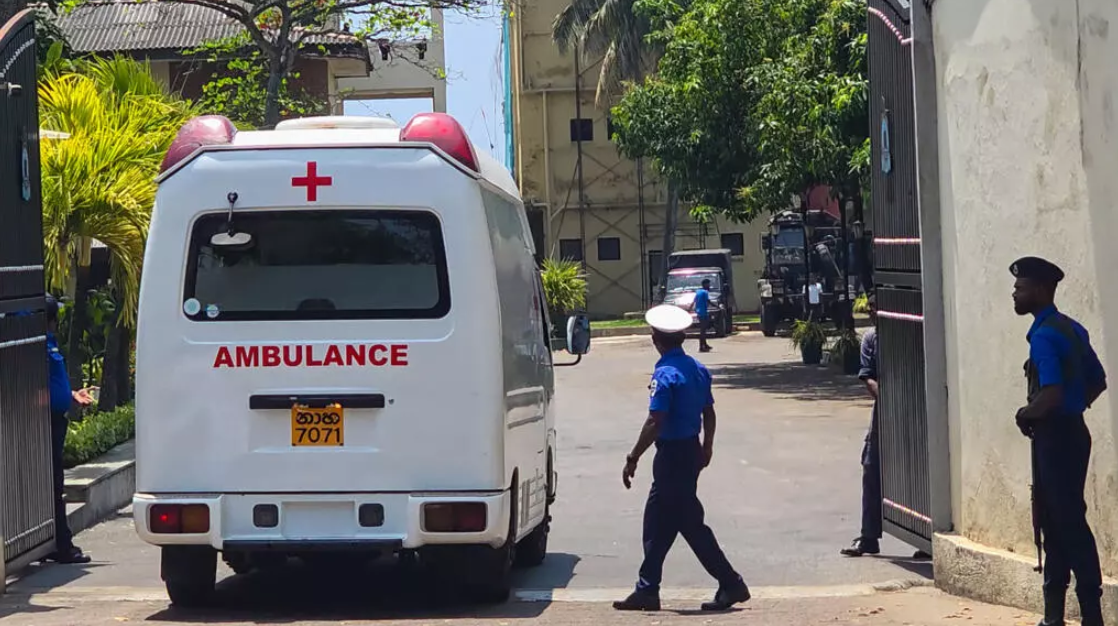 Một xe cứu thương tiến vào trụ sở Hải quân Sri Lanka ở Galle để tiếp nhận các thủy thủ Iran được cứu sống sau vụ chìm tàu khu trục Iris Dena của Iran tại Sri Lanka vào ngày 4/3 - Ảnh: France24