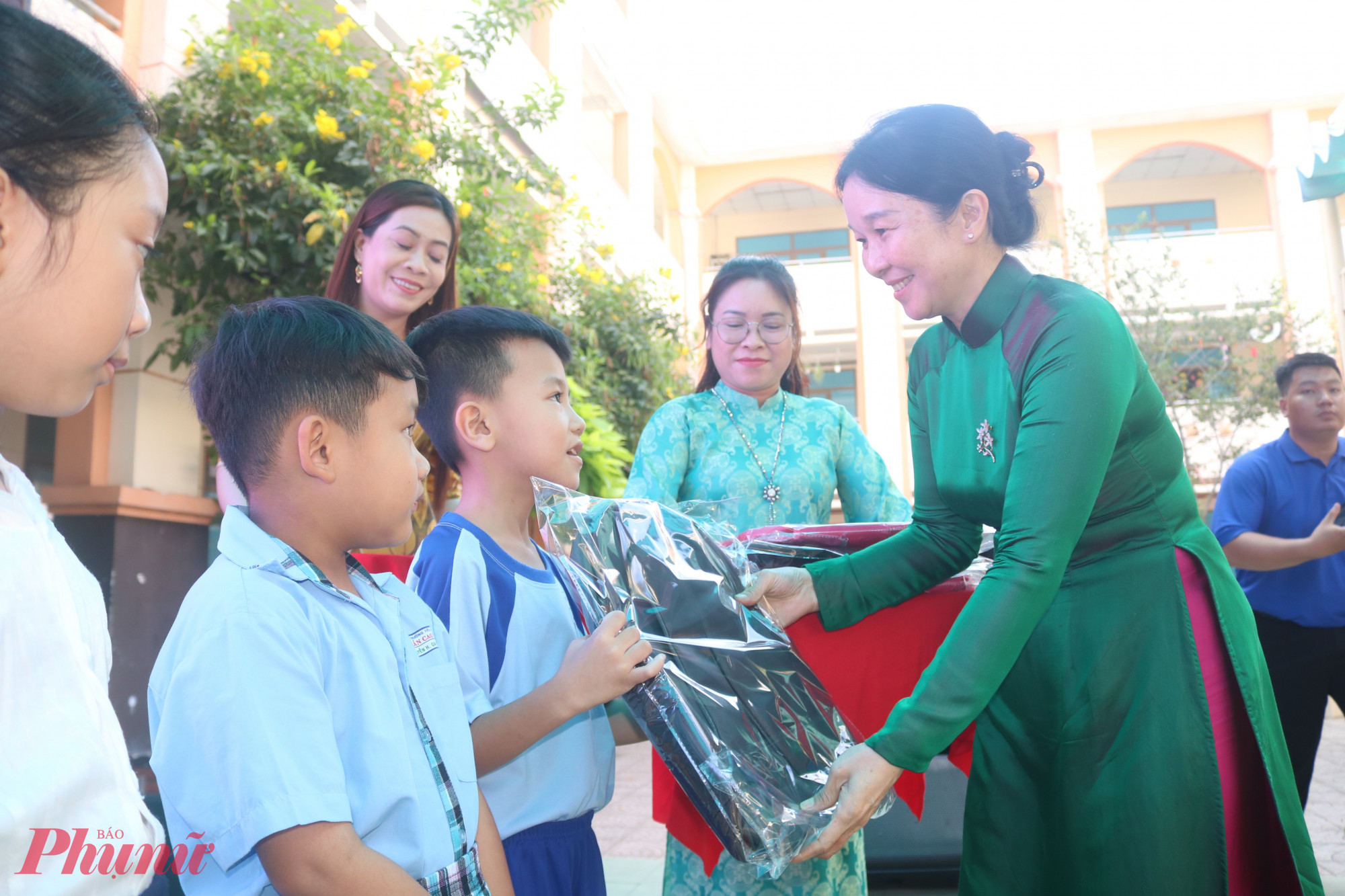 Trao học bổng và động viên các em học sinh tiếp tục cố gắng trong học tập, rèn luyện - Ảnh: Mẫn Nhi