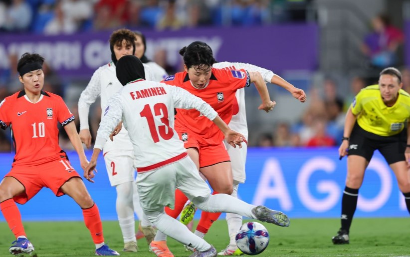 Dù thua, nhưng các cô gái Iran (áo trắng) vãn chiến đấu như những chiến binh trước Hàn Quốc. (nguồn AFC )