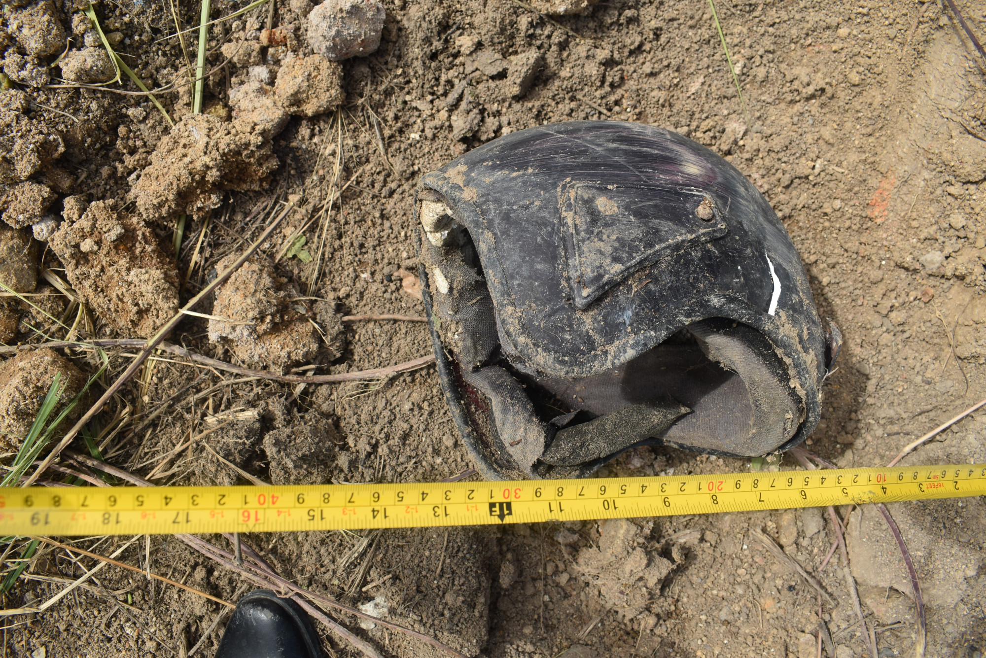 Mũ bảo hiểm nghi là của nạn nhân tại hiện trường. Ảnh: CACC