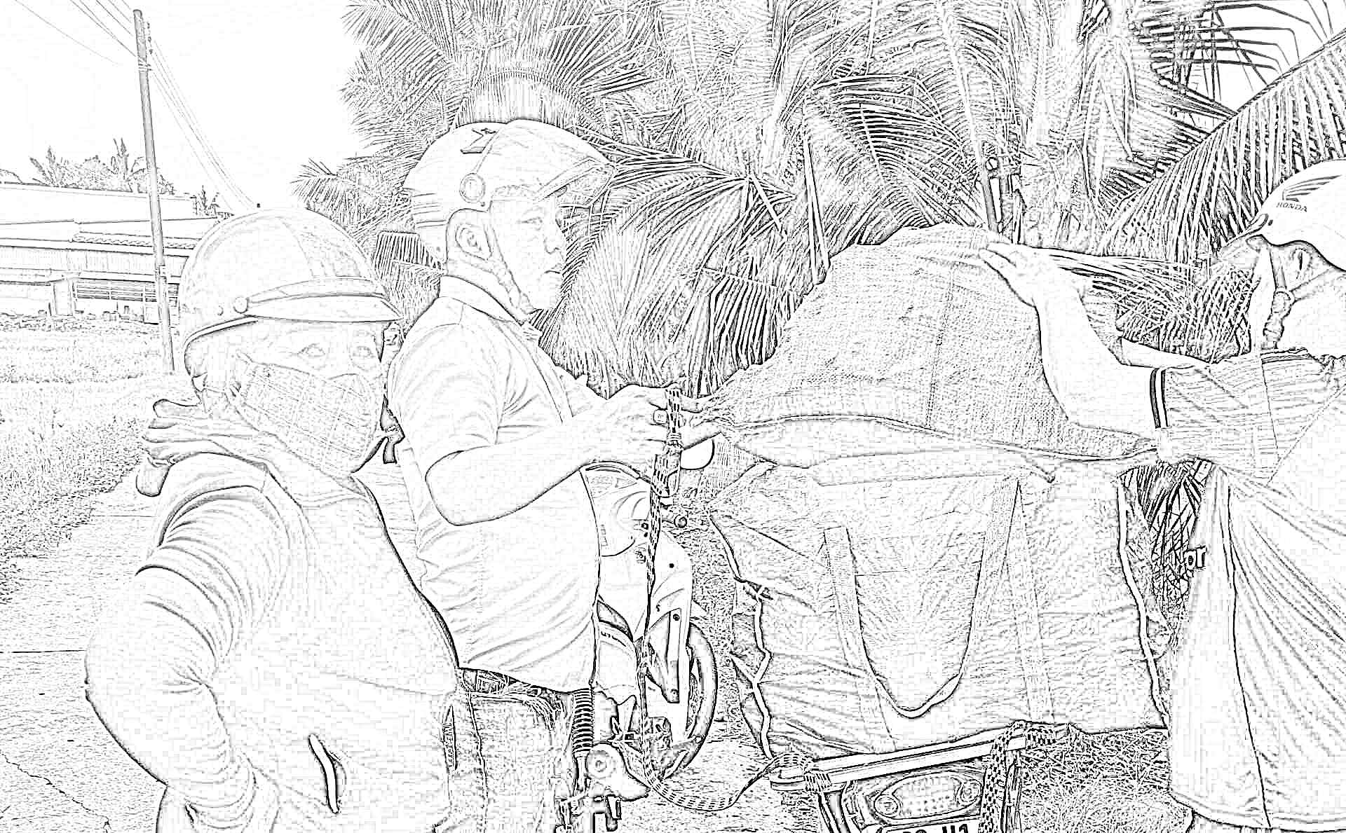 Công an tỉnh An Giang bắt giữ một phụ nữ vận chuyển thuốc lá điếu nhập lậu - Ảnh CACC