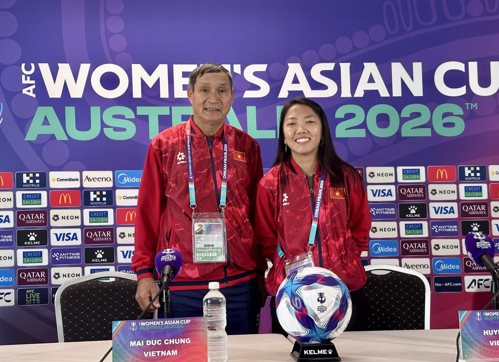 Đội tuyển nữ Việt Nam - Ấn Độ: Trận mở cửa cho giấc mơ World Cup HLV Mai Đức Chung và tiền đạo đội trưởng Huỳnh Như trong cuộc họp báo trước trận đấu - Ảnh: VFF)