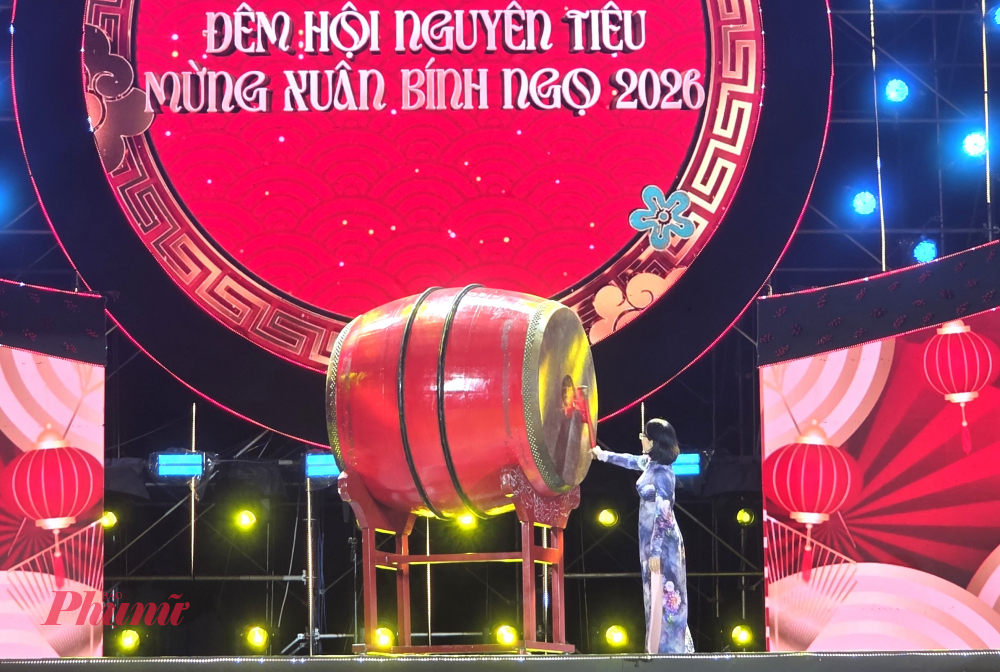 Thay mặt lãnh đạo TPHCM, Phó Chủ tịch UBND TPHCM Trần Thị Diệu Thúy đánh trống khai hội Nguyên Tiêu 2026.