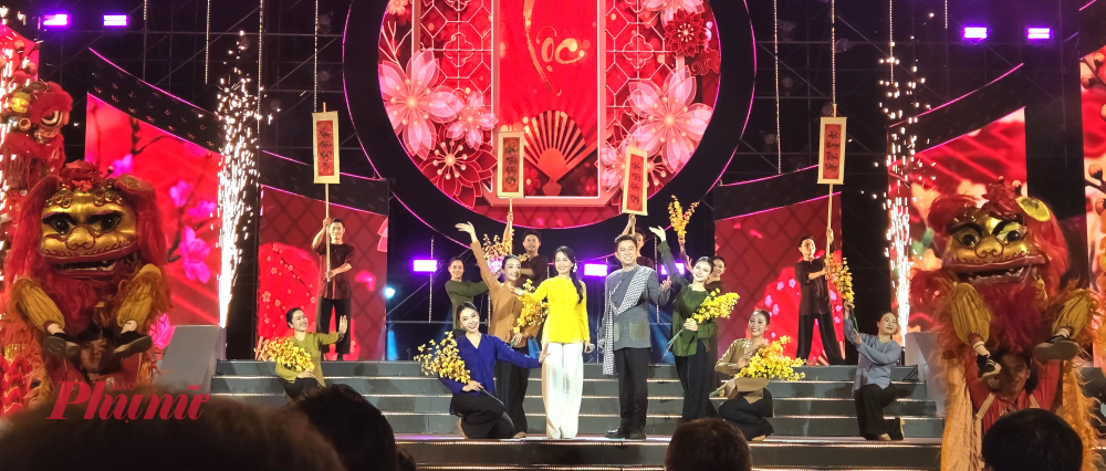 Ca sĩ Cẩm Ly và Quốc Đại thể hiện ca khúc Tết quê hương.