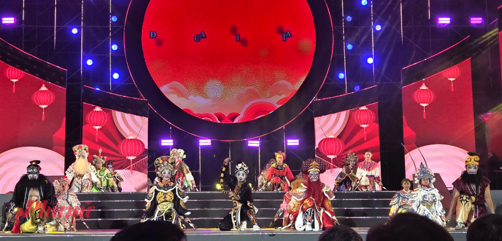 Tiết mục là sự kết hợp giữa võ thuật, kinh kịch và vũ đạo được ví như bài ca của các anh hùng. Biểu tượng cho sự dũng cảm, tinh thần đoàn kết cộng đồng, cầu may mắn, mùa màng bội thu và tri ân các anh hùng trong truyền thuyết. 