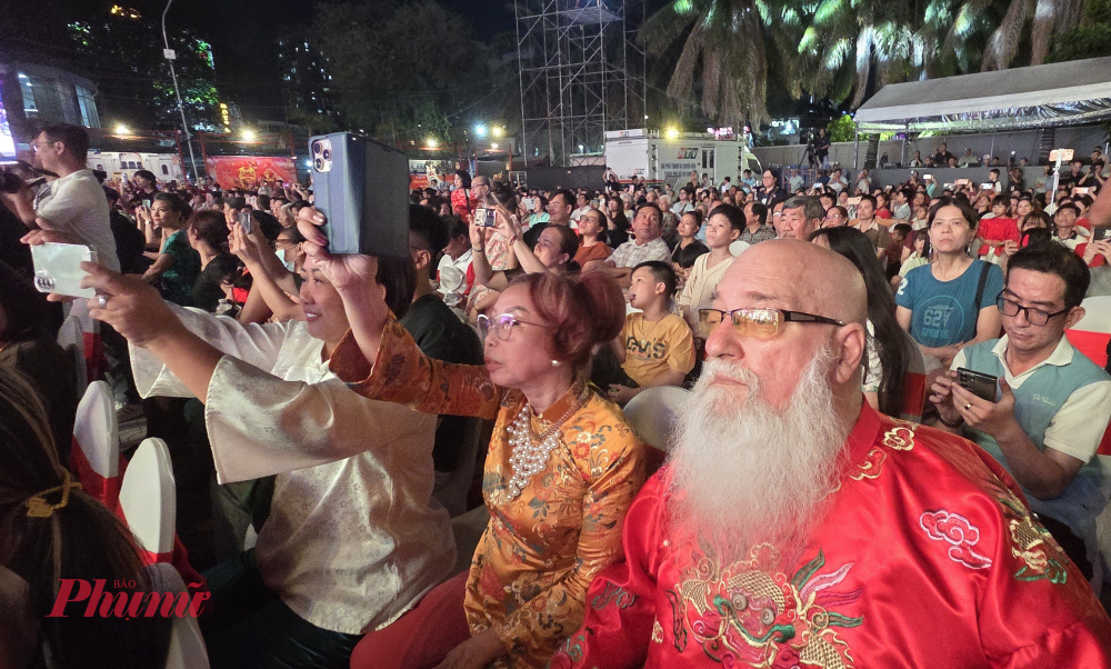 Đông đảo người dân và du khách thưởng thức đêm nghệ thuật khai hội Nguyên tiêu 2026.