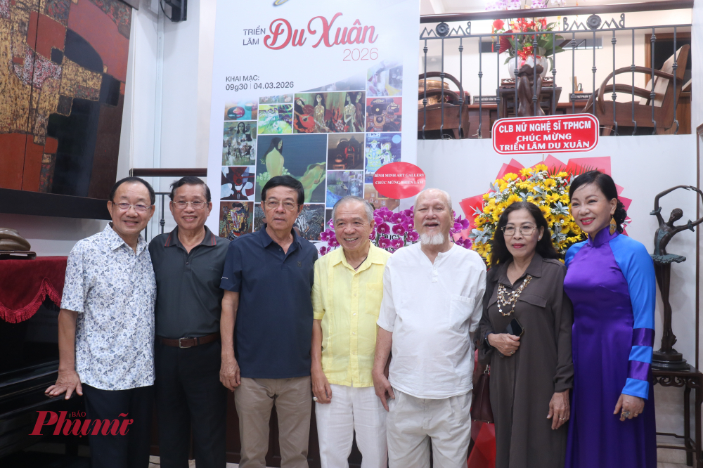 Các họa sĩ chụp ảnh kỉ niệm cùng khách mời thưởng lãm