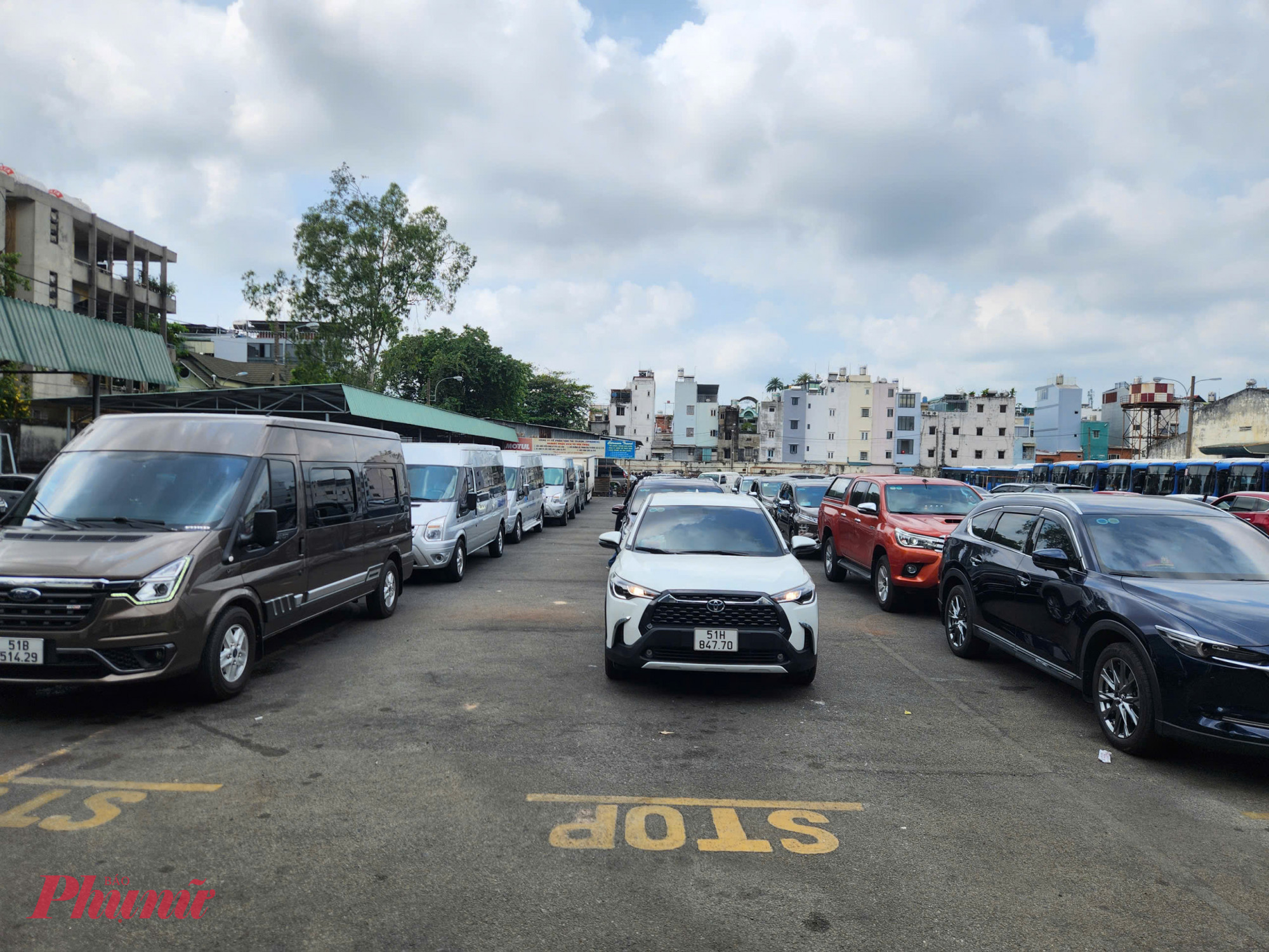 Ngày 4/3, các Trung tâm Đăng kiểm ở TPHCM xuất hiện khá đông ô tô xếp hàng chờ kiểm tra khí thải. Ghi nhận tại Trung tâm Đăng kiểm 50-02S trên đường Tống Văn Trân (phường Hòa Bình), hàng chục ô tô đã xếp thành nhiều hàng chờ đến lượt kiểm định. Các phương tiện lần lượt vào dây chuyền kiểm tra khí thải theo quy chuẩn mới và được cấp giấy chứng nhận đăng kiểm điện tử thay cho sổ giấy truyền thống.