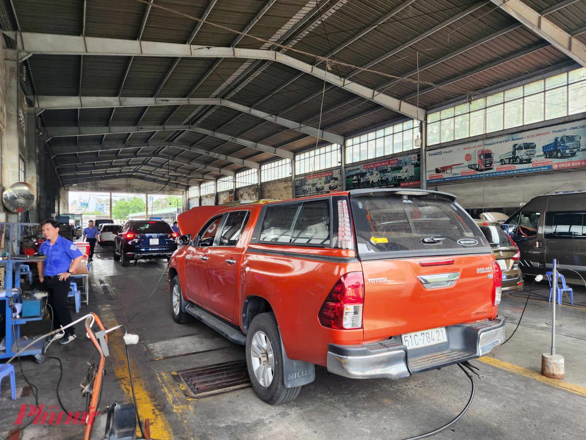 Trung tâm Đăng kiểm 50-02S cho biết, từ ngày 1/3, việc kiểm tra khí thải được thực hiện theo quy trình mới. Đối với động cơ xăng, kiểm định viên tiến hành hai phép đo gồm tốc độ cầm chừng và tốc độ có tải. Với động cơ dầu, xe sẽ được tăng ga để xác định số vòng quay cực đại theo quy định của nhà sản xuất