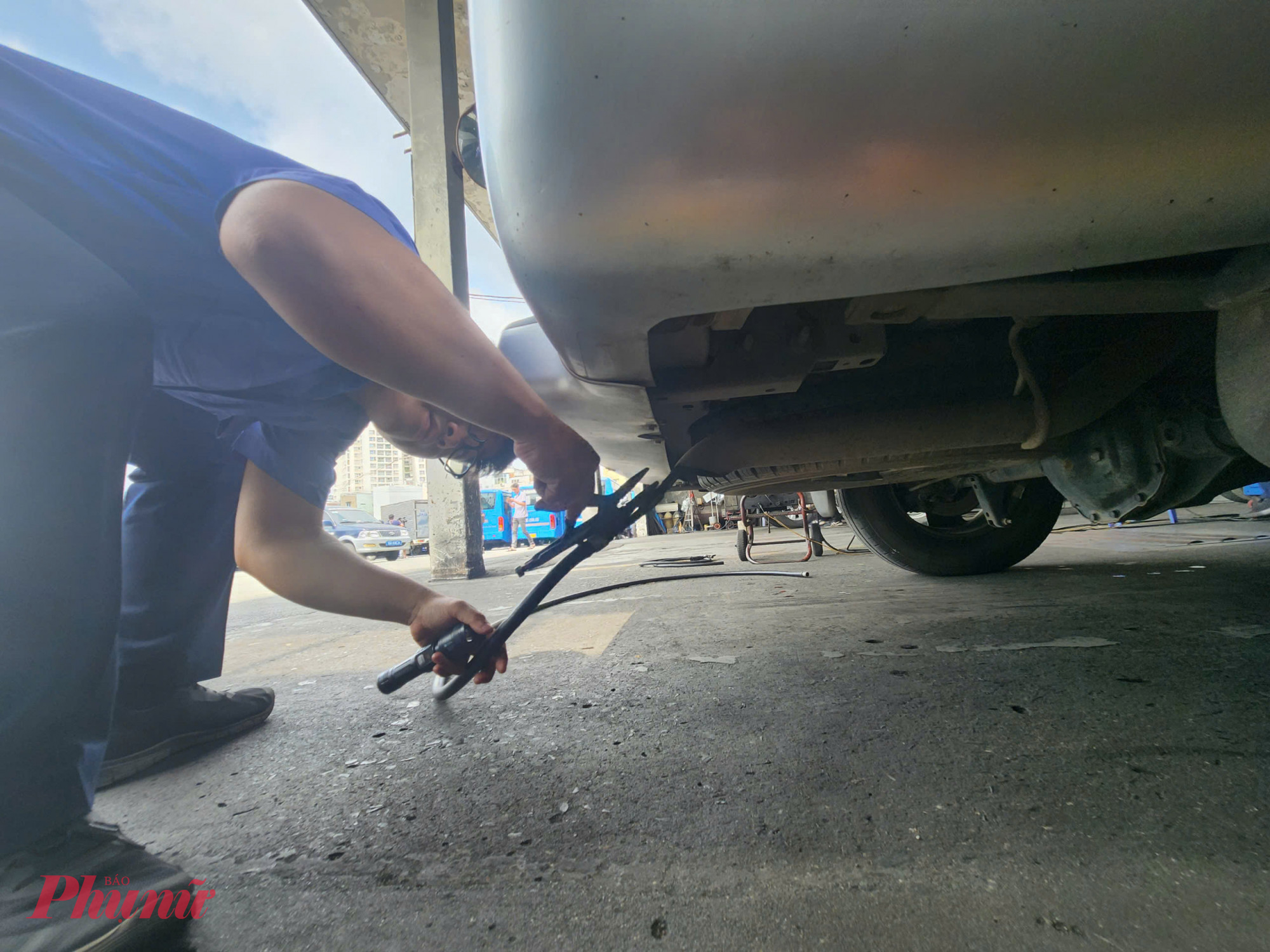 “Chúng tôi khuyến cáo chủ phương tiện nên chủ động bảo dưỡng động cơ, kiểm tra hệ thống phanh, lốp, đèn trước khi đưa xe đi đăng kiểm để tránh mất thời gian chờ đợi”, ông Tân nói.