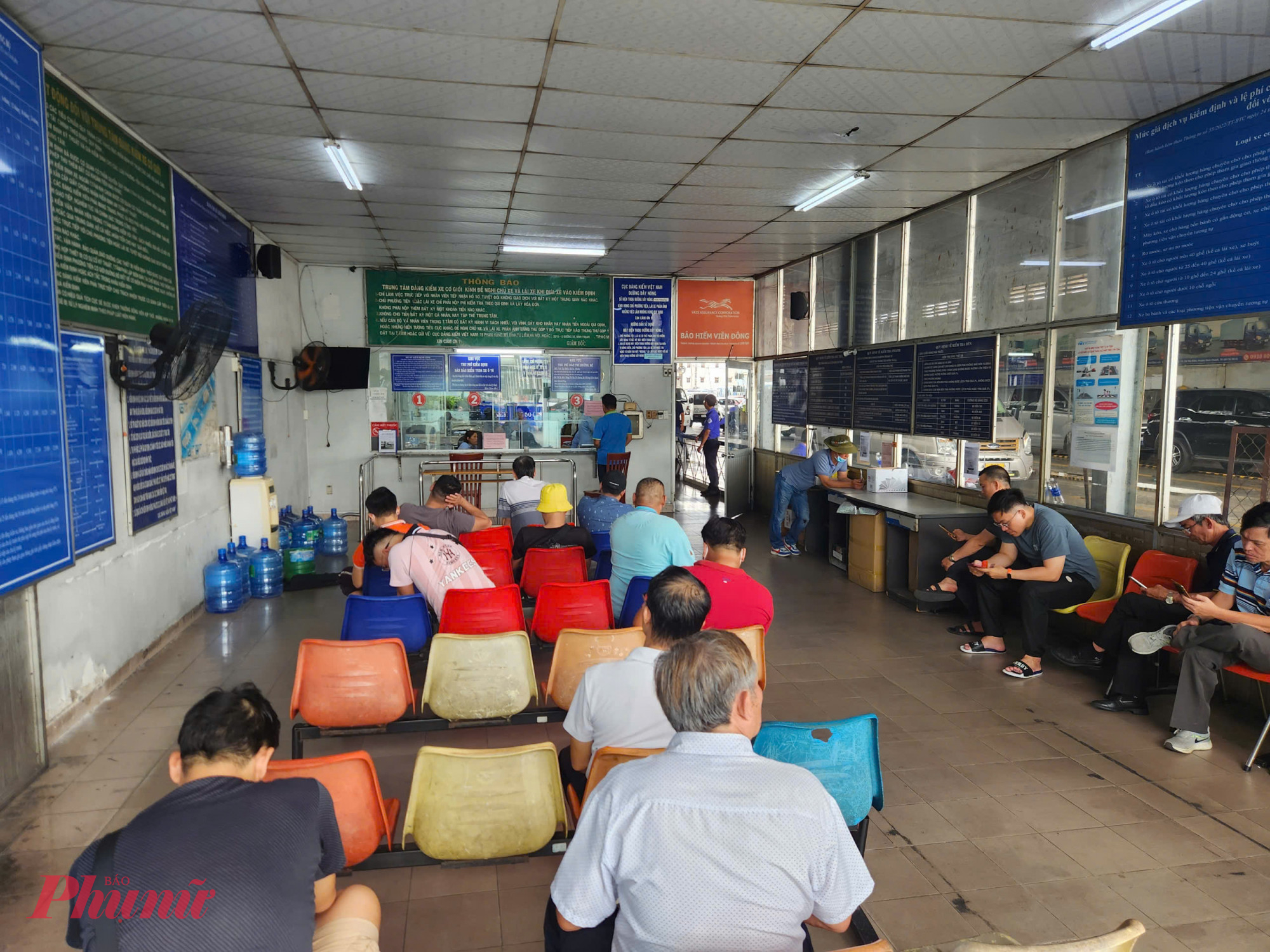 Anh Võ Thế Hiện (phường Bến Thành) cho biết, đã chờ khoảng hai giờ mới đến lượt kiểm định. “Quy trình mới chặt chẽ hơn nên chờ đợi cũng là điều bình thường. Xe tôi được bảo dưỡng định kỳ nên không lo về khí thải. Việc cấp giấy chứng nhận điện tử khá thuận tiện, không phải mang theo sổ giấy như trước”, anh Hiện chia sẻ.