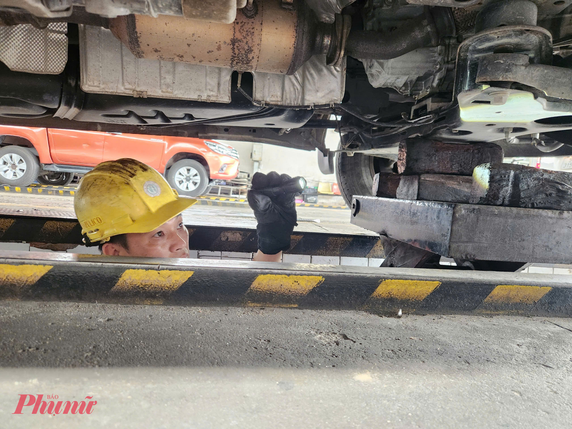 Tương tự, anh Trần Quốc Toàn (phường Bình Trị Đông) cho hay dù đến trung tâm từ 6 giờ 30 sáng nhưng vẫn có nhiều người đến sớm hơn. “Tôi thường xuyên đăng kiểm nên chủ động sắp xếp thời gian. Xe của công ty được bảo dưỡng định kỳ nên cũng yên tâm. Hình thức giấy chứng nhận điện tử giúp giảm bớt giấy tờ phải mang theo”, anh nói.