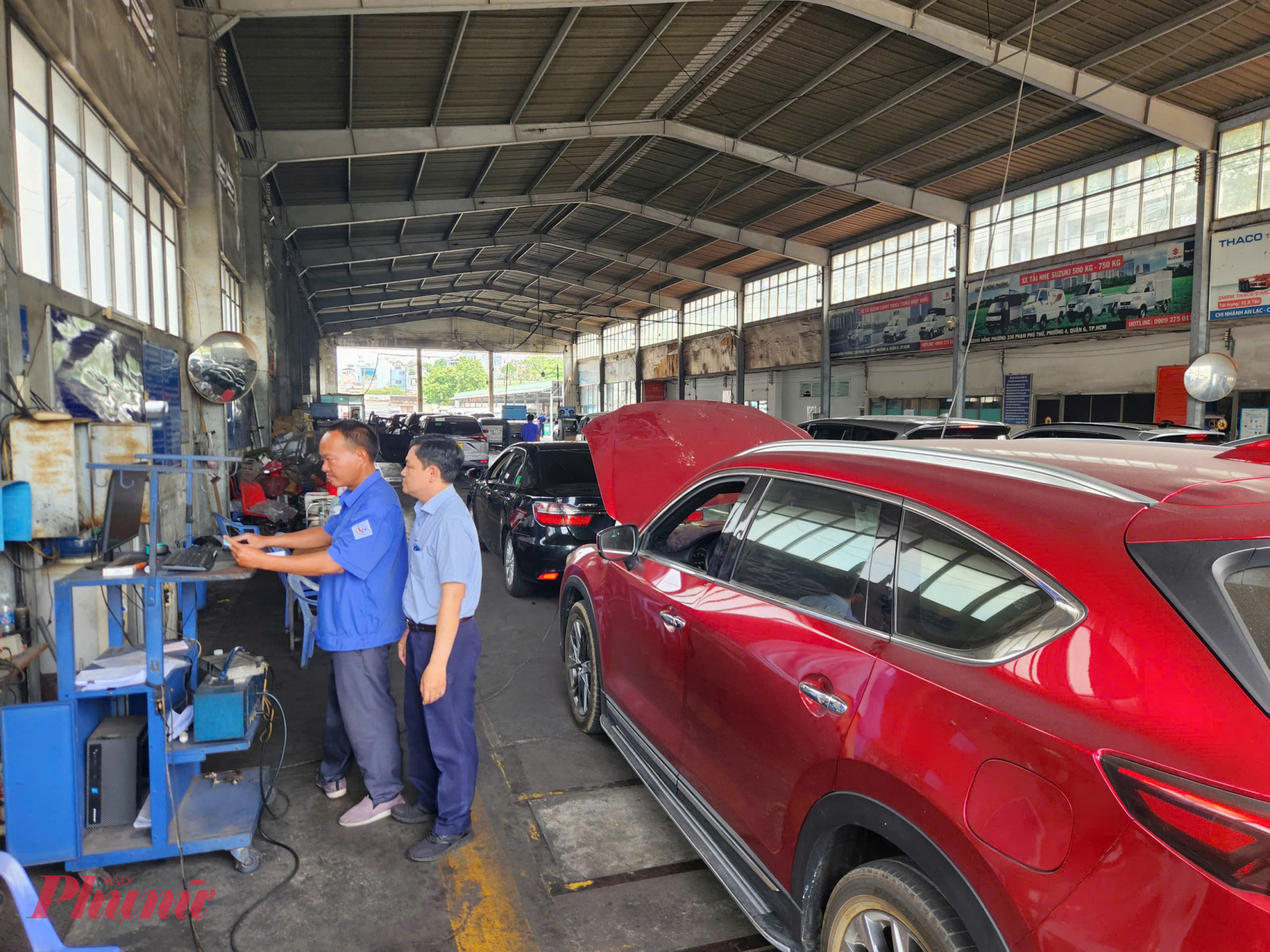 Ông Đoàn Bảo Tân, Phó Giám đốc Trung tâm Đăng kiểm TPHCM - cho biết, bình quân mỗi ngày đơn vị kiểm định khoảng 135 - 145 lượt xe. Theo thống kê ban đầu sau hai ngày áp dụng quy trình mới, khoảng 12% xe xăng và dầu không đạt tiêu chuẩn khí thải.