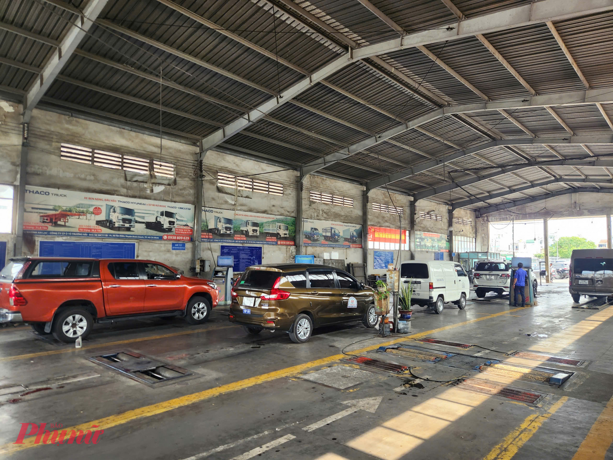 Các phương tiện lần lượt vào dây chuyền kiểm tra khí thải theo quy chuẩn mới và được cấp giấy chứng nhận đăng kiểm điện tử thay cho sổ giấy truyền thống.