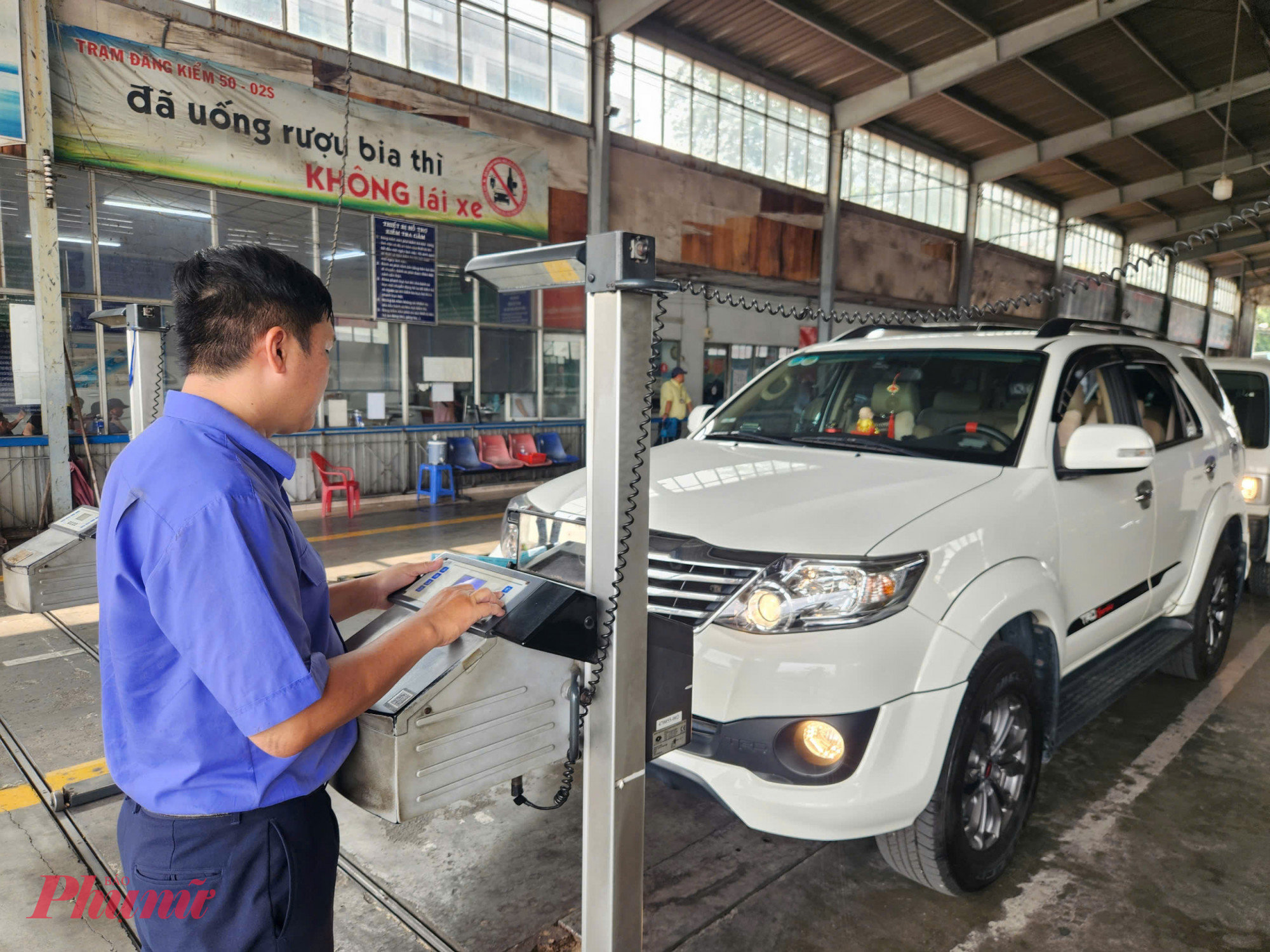 Hiện Trung tâm Đăng kiểm 50-02S đã chuẩn bị đầy đủ trang thiết bị phục vụ kiểm định khí thải theo quy định mới. 