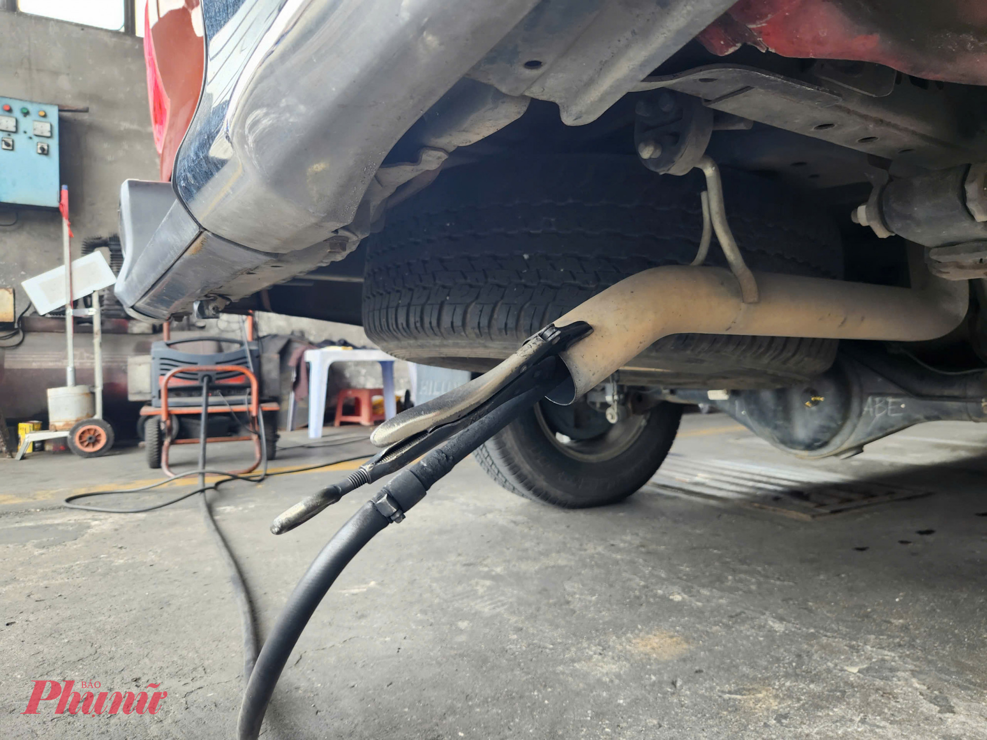 Theo ông Tân, việc kiểm tra khí thải hiện được thực hiện theo Quy chuẩn kỹ thuật quốc gia về khí thải xe ô tô tham gia giao thông đường bộ; lộ trình áp dụng căn cứ theo Quyết định 43 của Thủ tướng Chính phủ, có hiệu lực từ ngày 1/3/2026.