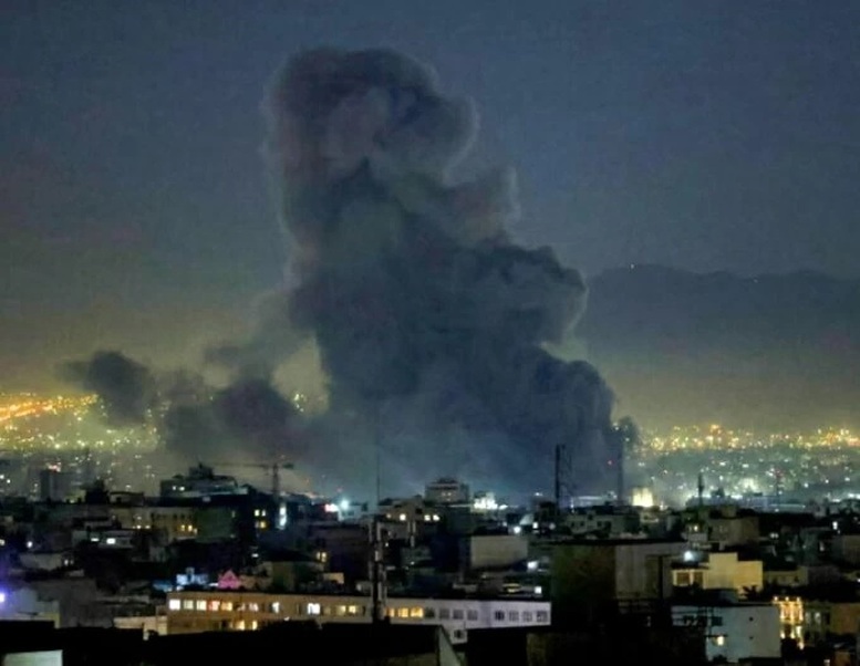 Những cột khói bốc lên sau các cuộc tấn công tên lửa ở Tehran, thủ đô của Iran - Ảnh: Getty Images
