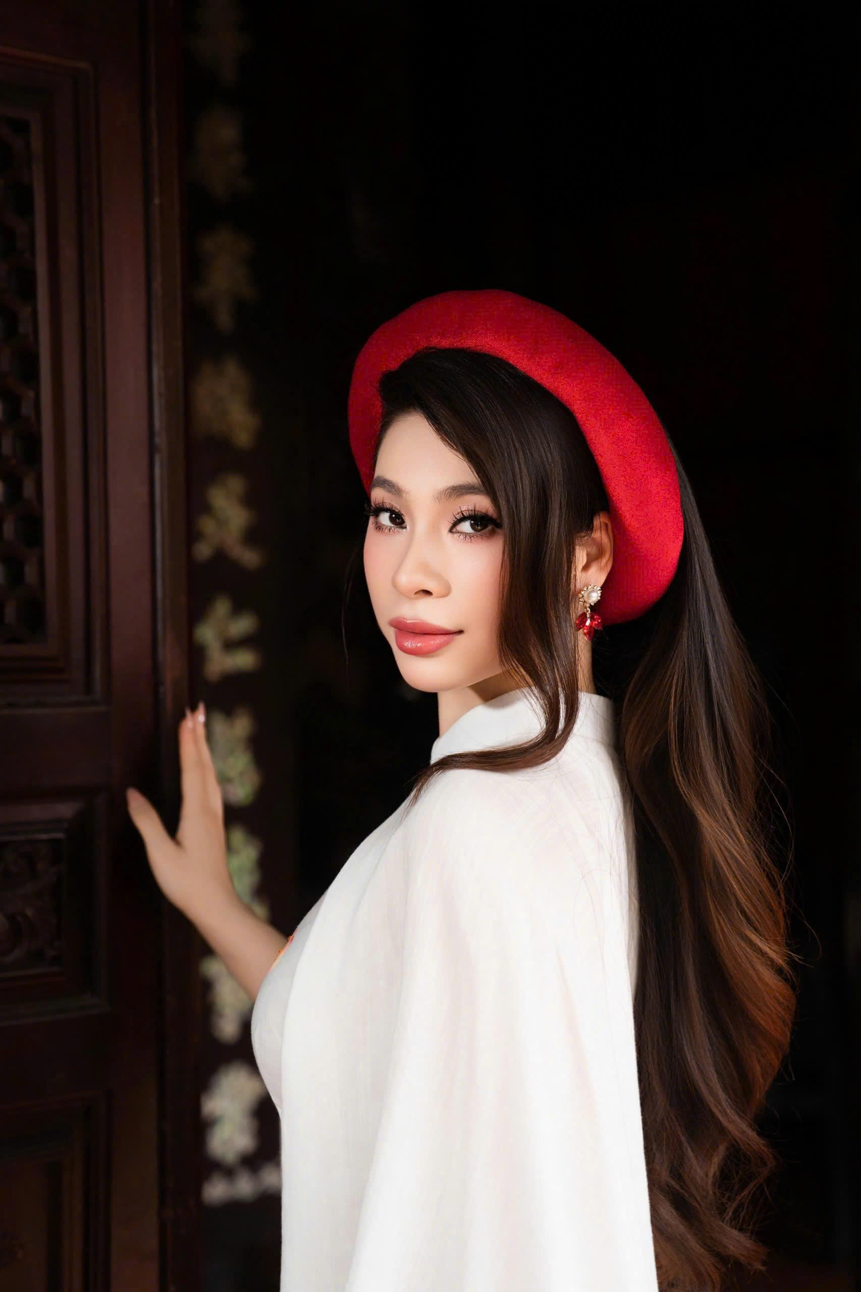 Ở tuổi trưởng thành, Jessica được kỳ vọng có thể tiếp bước con đường nghệ thuật nếu lựa chọn. Nhưng với Lý Hương, mọi định hướng đều xuất phát từ sự tôn trọng tự do cá nhân của con. Bởi hơn tất cả, hạnh phúc lớn nhất của một người mẹ là nhìn thấy con sống đúng với bản thân mình.