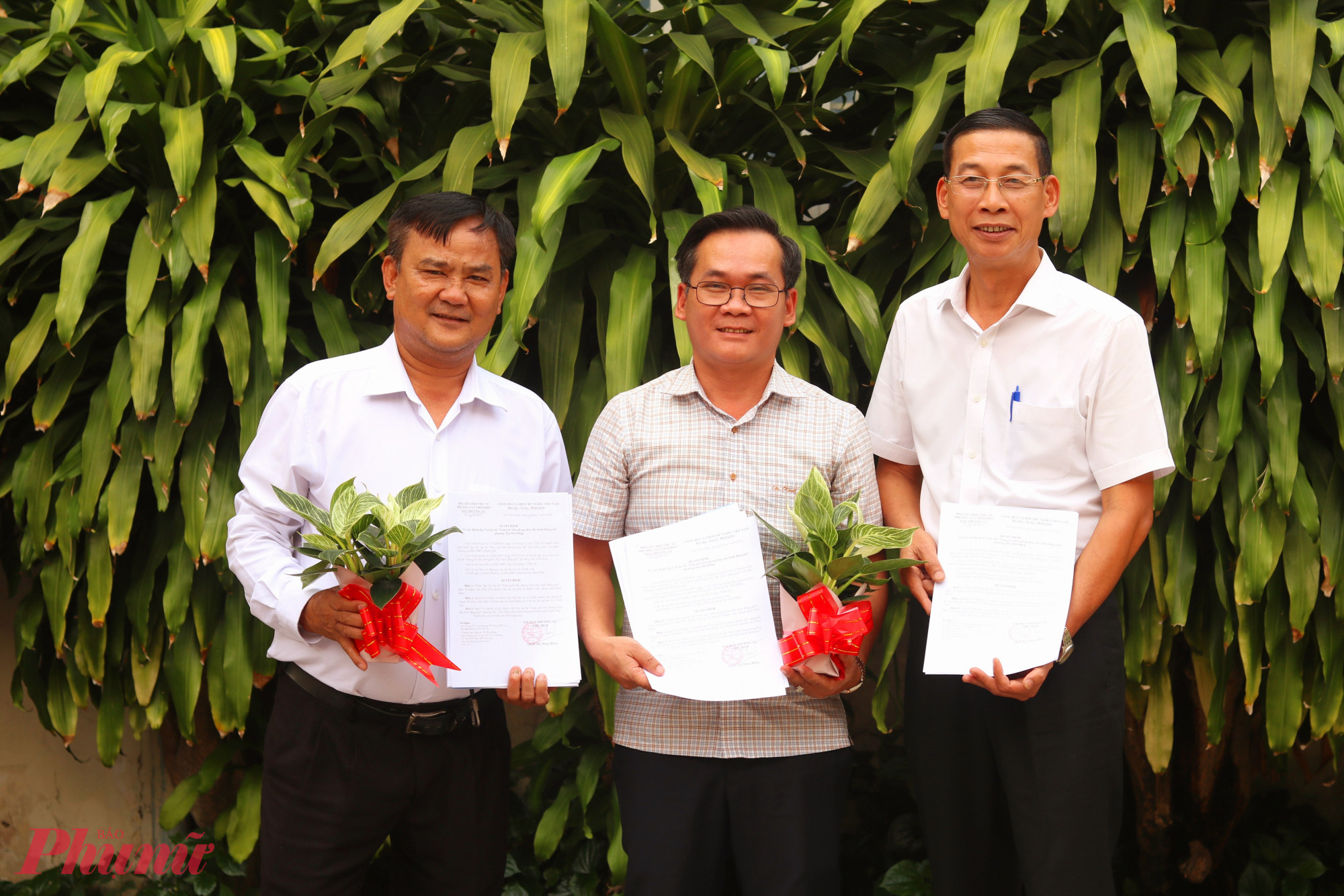 Anh Võ Quốc Duy (giữa) và các thành viên ban chủ nhiệm CLB “Nam giới tiên phong thúc đẩy bình đẳng giới” phường Tân Thới Hiệp - Ảnh: Mẫn Nhi