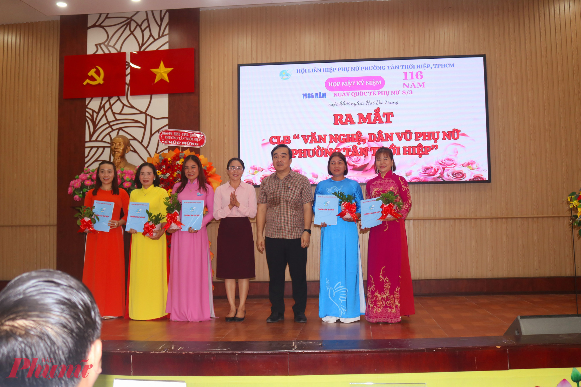 Hội LHPN phường Tân Thới Hiệp trao quyết định thành lập CLB “Văn nghệ - Dân vũ phụ nữ phường Tân Thới Hiệp” cho các thành viên trong ban chủ nhiệm CLB - Ảnh: Mẫn Nhi 