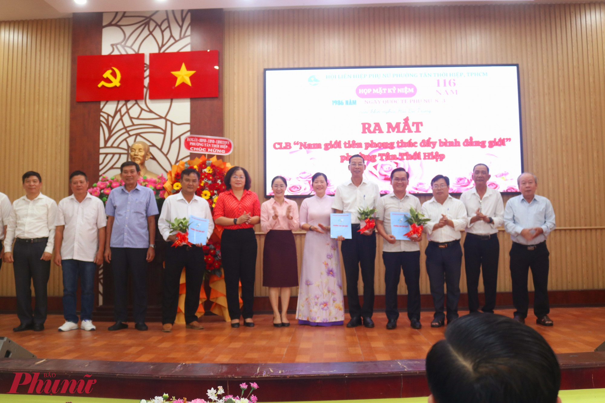 Hội LHPN phường Tân Thới Hiệp trao quyết định thành lập và ra mắt CLB “Nam giới tiên phong thúc đẩy bình đẳng giới” - Ảnh: Mẫn Nhi