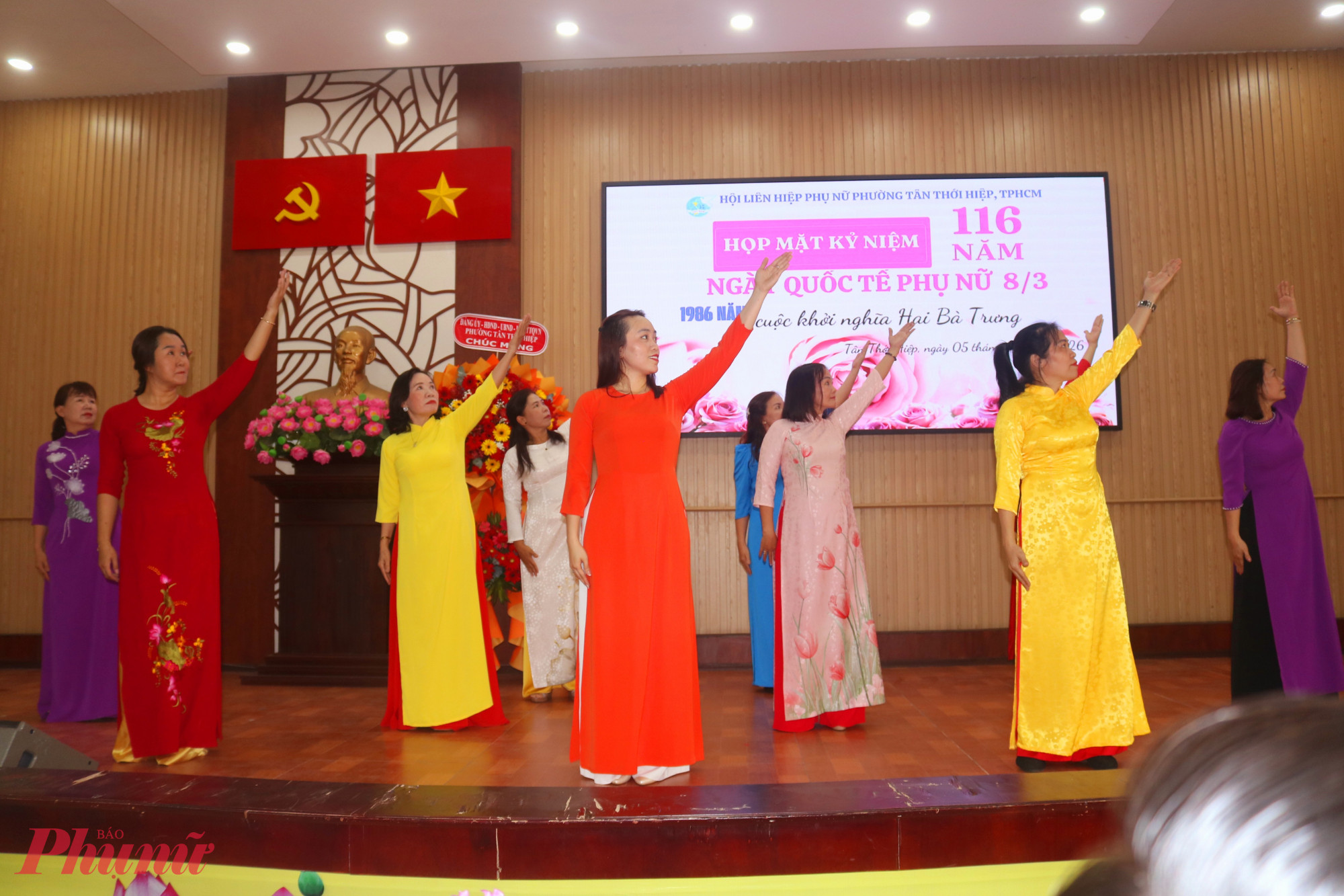 Nhân buổi họp mặt, thành viên CLB “Văn nghệ - Dân vũ phụ nữ phường Tân Thới Hiệp” cùng biểu diễn tiết mục múa trên nền ca khúc Bức hoạ đồng quê - Ảnh: Mẫn Nhi