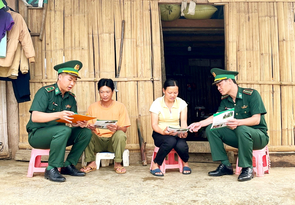 Bộ đội biên phòng tỉnh Lào Cai đến nhà dân tuyên truyền về hệ lụy của hủ tục tảo hôn - ẢNH: B.P.L.
