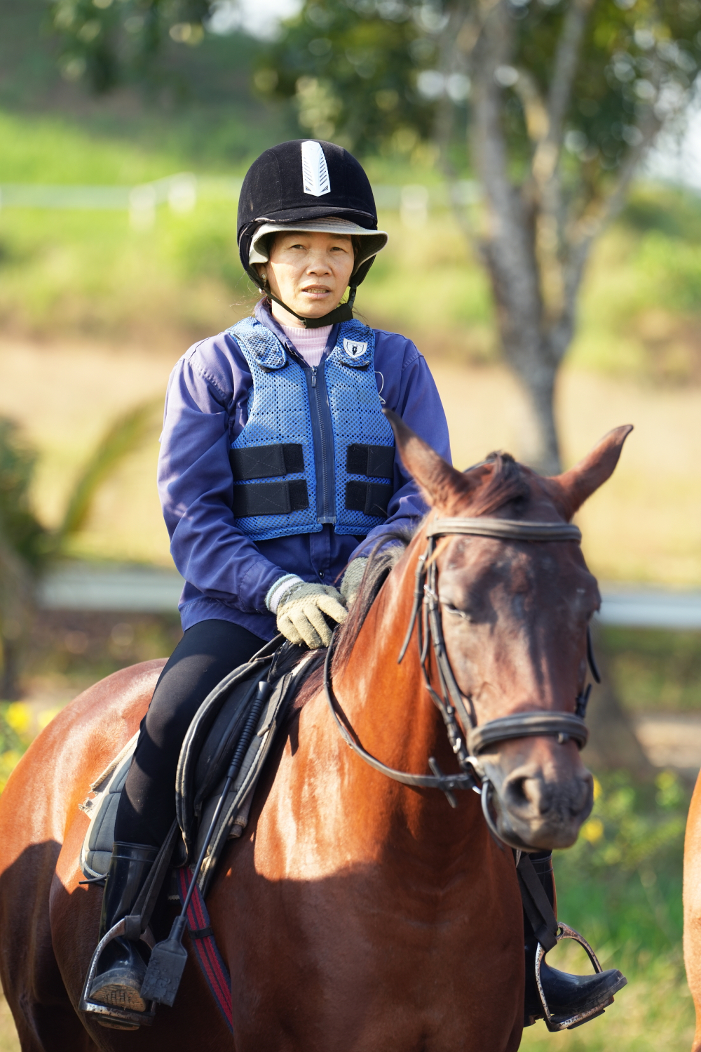 Dù đã vào hàng U50, chị Vũ Thị Mùi vẫn rất dẻo dai, khỏe khoắn trên yên ngựa - ẢNH: CÁT QUÂN