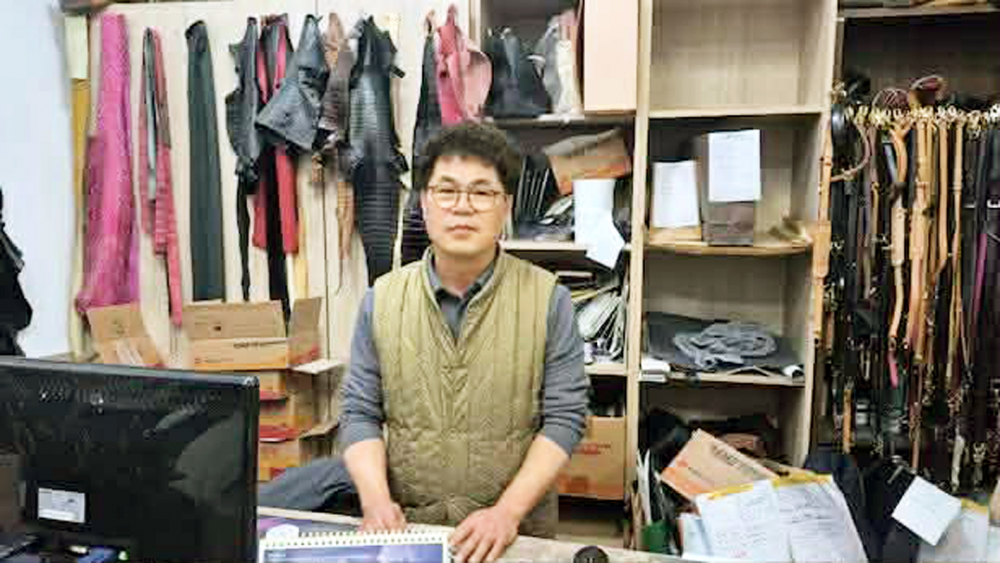 Lee Kyung-han - chủ một cửa hàng sửa chữa túi hiệu ở Seoul - vừa được tòa án phán quyết thắng vụ kiện với Louis Vuitton sau 4 năm - Nguồn ảnh: Chosun