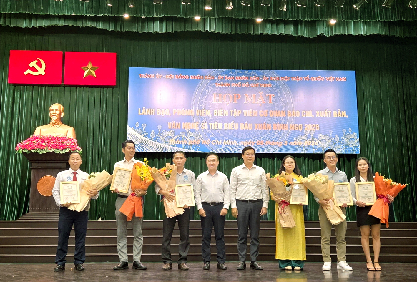 Ông Lê Quốc Phong (thứ tư từ phải qua) - Ủy viên Ban Chấp hành Trung ương Đảng, Phó bí thư thường trực Thành ủy TPHCM  và ông Đặng Minh Thông (thứ năm từ phải qua) - Phó bí thư Thành ủy TPHCM - trao giải cho các tác giả, nhóm tác giả đoạt giải thưởng Báo chí viết về Nghị quyết số 57
