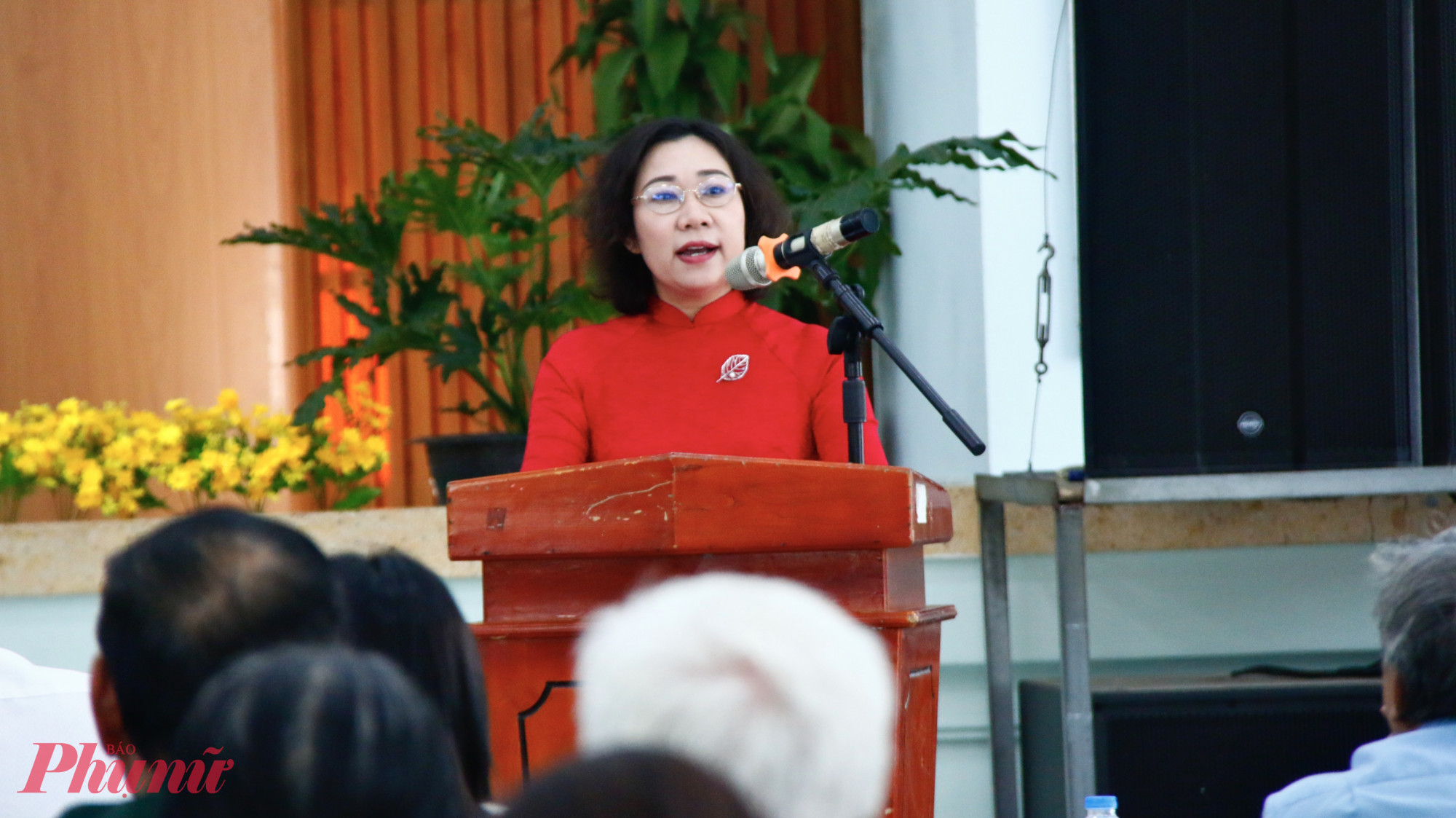 Bà Hàng Thị Thu Nga – Bí thư Đảng ủy, Chủ tịch HĐND phường Tân Thuận - chia sẻ tại buổi tiếp xúc cử tri - Ảnh: Hải Anh