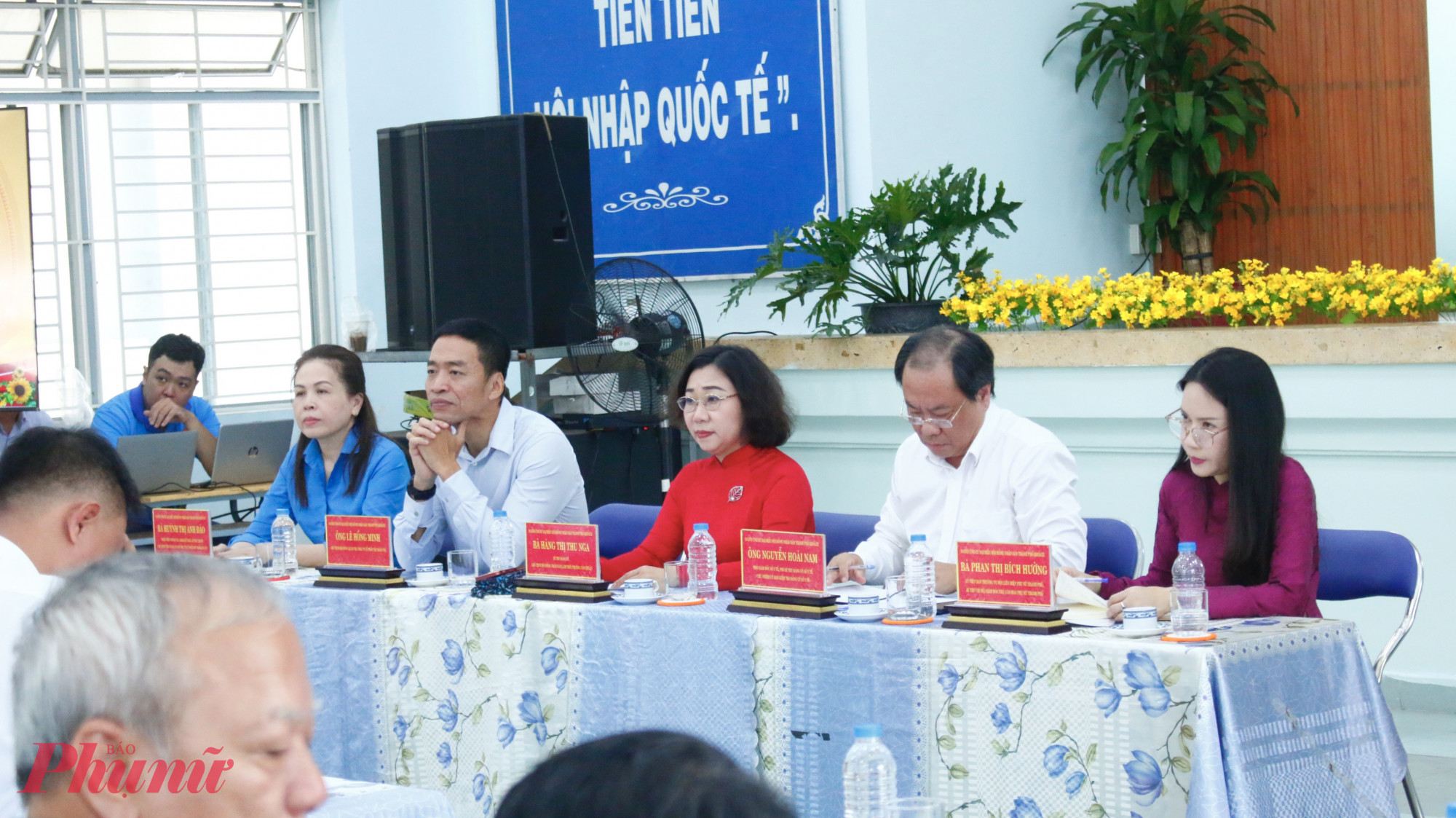 Các ứng cử viên HĐND TPHCM tiếp xúc cử tri - Ảnh: Hải Anh