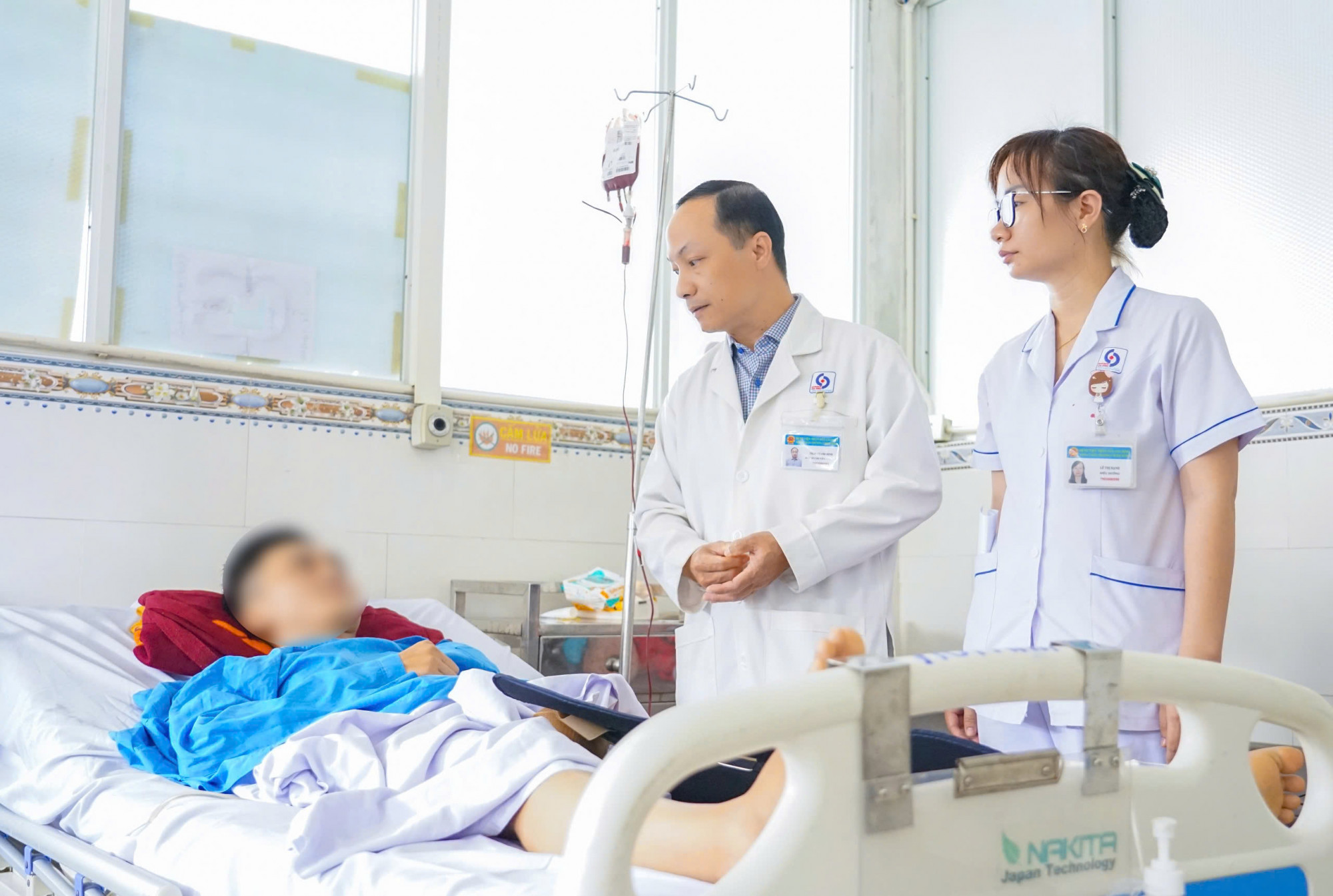 Bác sĩ thăm khám lại cho anh K. sau phẫu thuật, ảnh BVCC