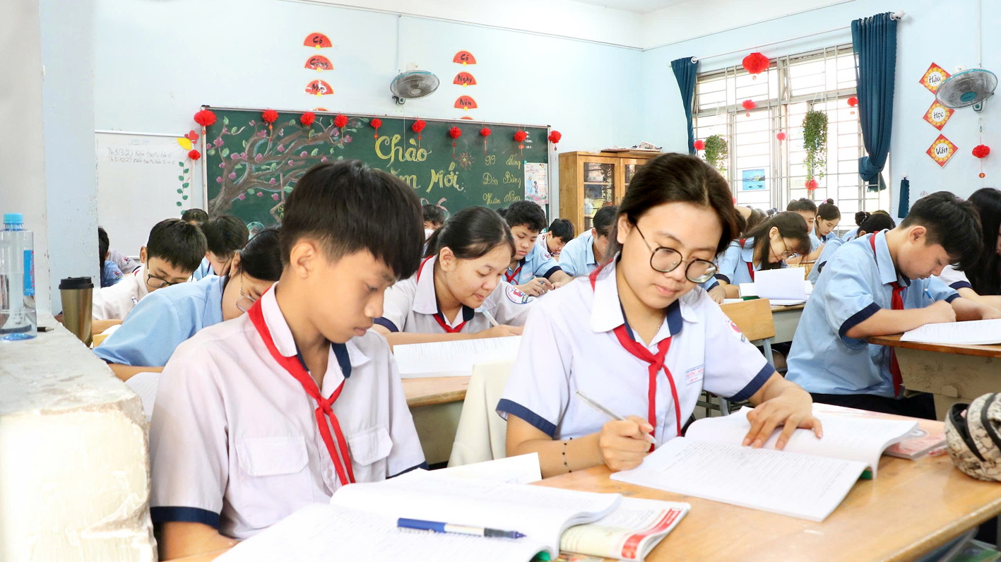 Học sinh lớp Chín Trường THCS Phước Bình trong giờ học môn tiếng Anh