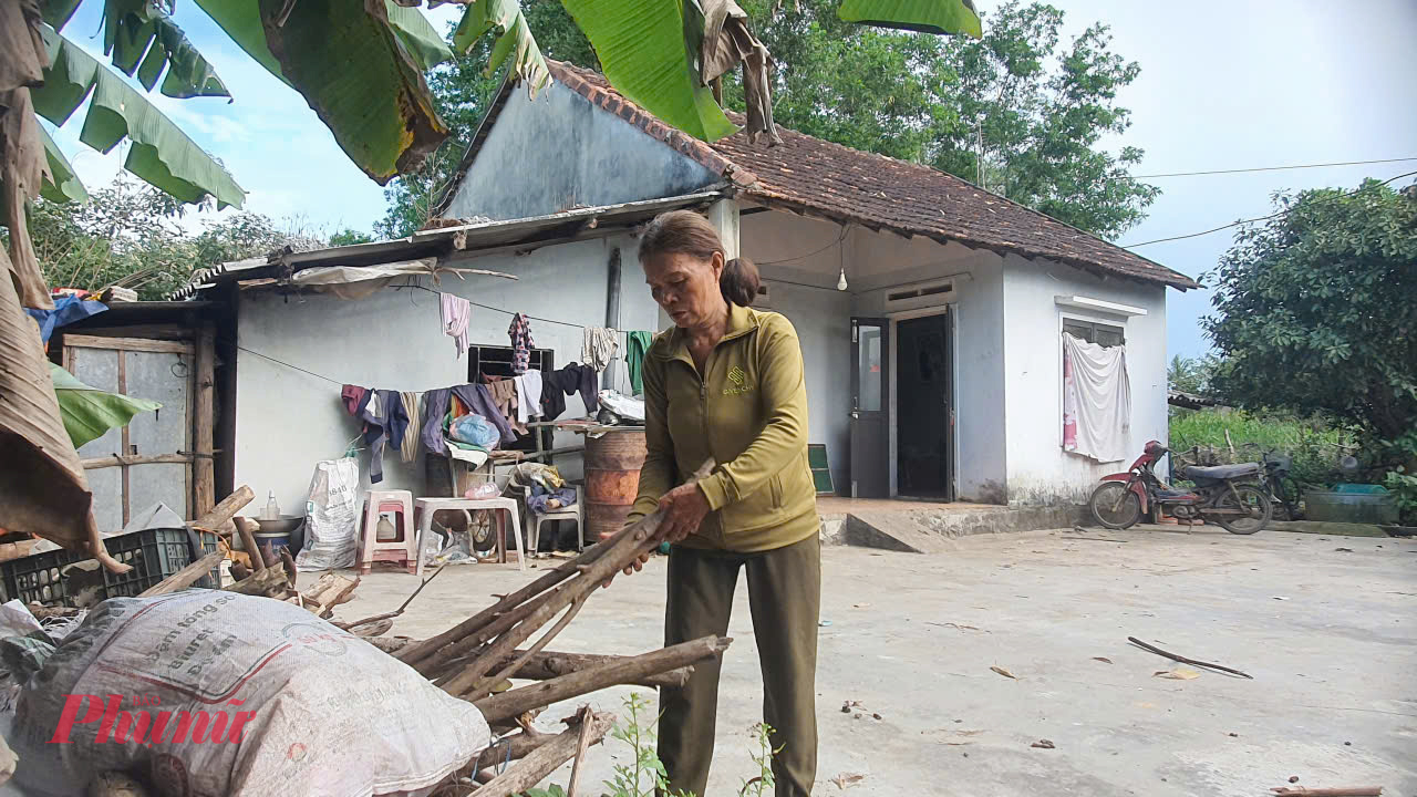Mỗi lần con đau, lên cơn lạnh xương, không có than bà phải lấy thêm củi khô để sưởi.