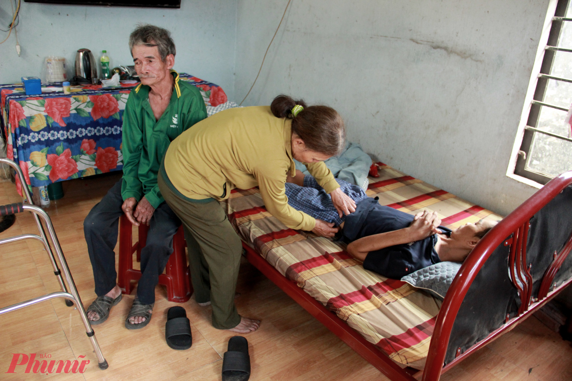 Tuổi xế chiều của vợ chồng bà Nguyên, ông Đường trĩu nặng khi đứa con trai chưa lập thất, bị tai nạn và tàn phế.
