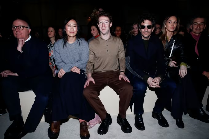 Tỷ phú công nghệ Mark Zuckerberg và bà xã ngồi hàng đầu tại show Prada trong khuôn khổ Milan Fashion Week 2026