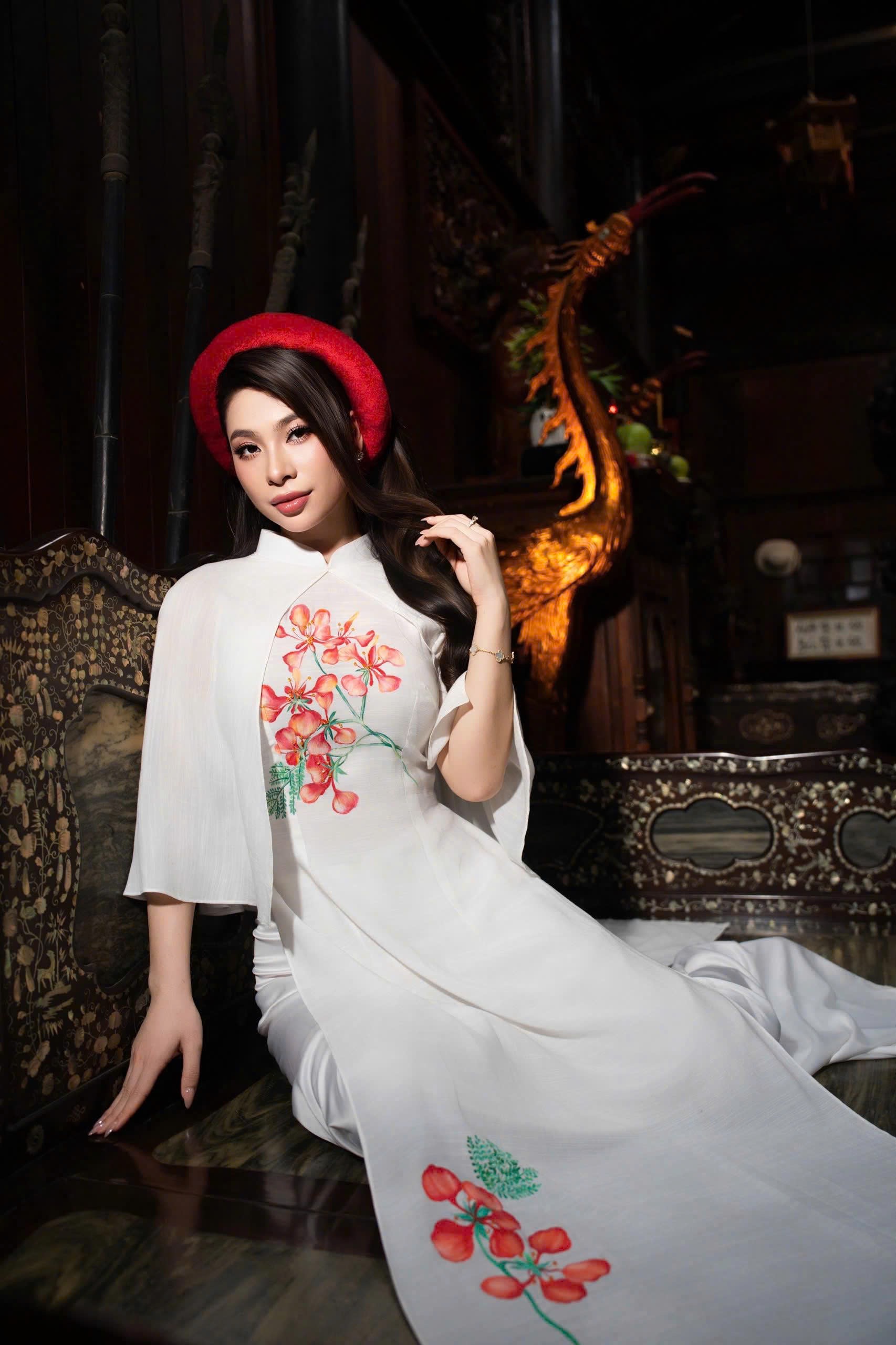 Lý Hương cho biết chị luôn tôn trọng lựa chọn và định hướng của con gái. Jessica tốt nghiệp ngành thẩm mỹ tại California (Mỹ), được gia đình tạo điều kiện học thêm nhiều kỹ năng sống, giao tiếp và nghệ thuật biểu diễn. 