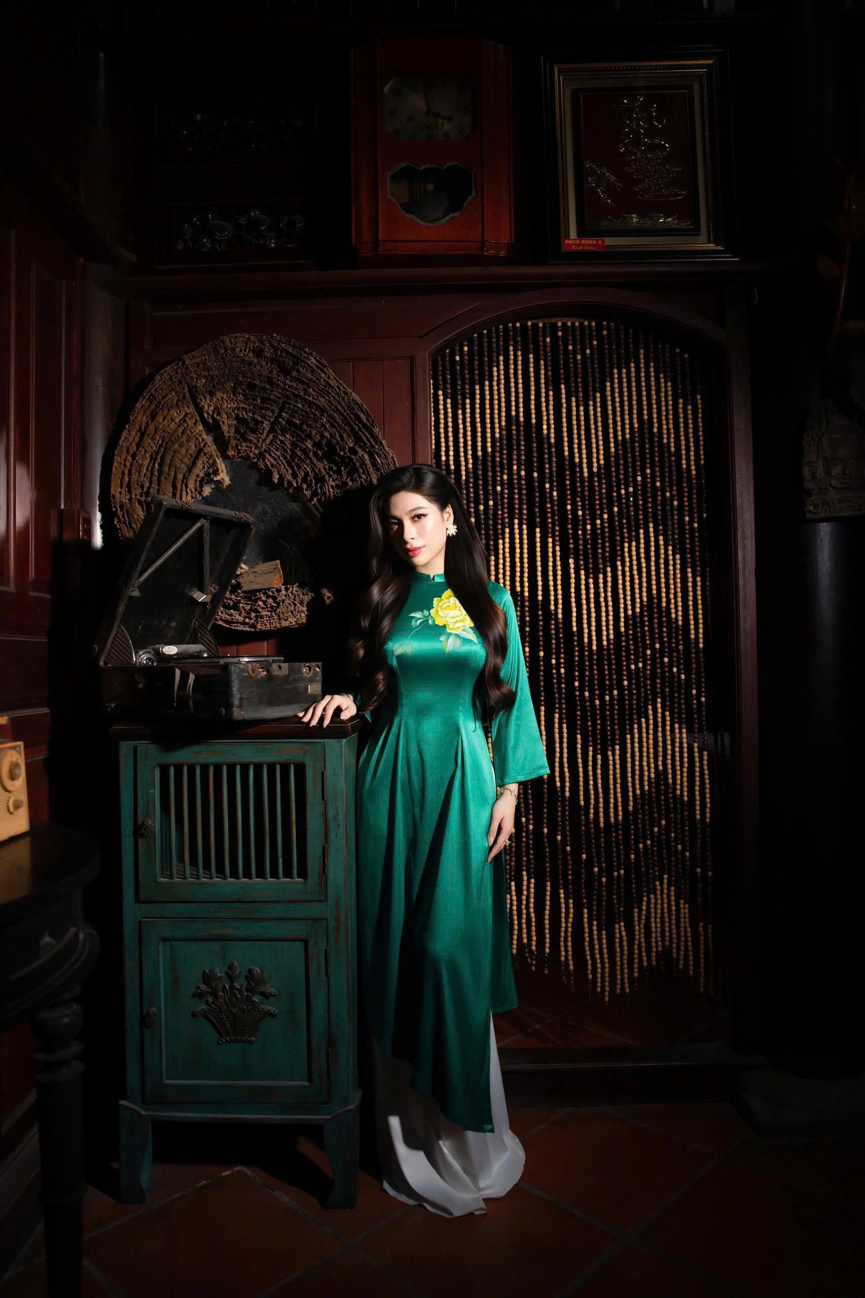 Tuy nhiên, điều khiến chị tự hào không chỉ nằm ở thành tích học tập hay nhan sắc được nhiều người khen ngợi. “Với tôi, điều quan trọng nhất là con sống tình cảm, biết quan tâm và chia sẻ với người khác”, chị nói.