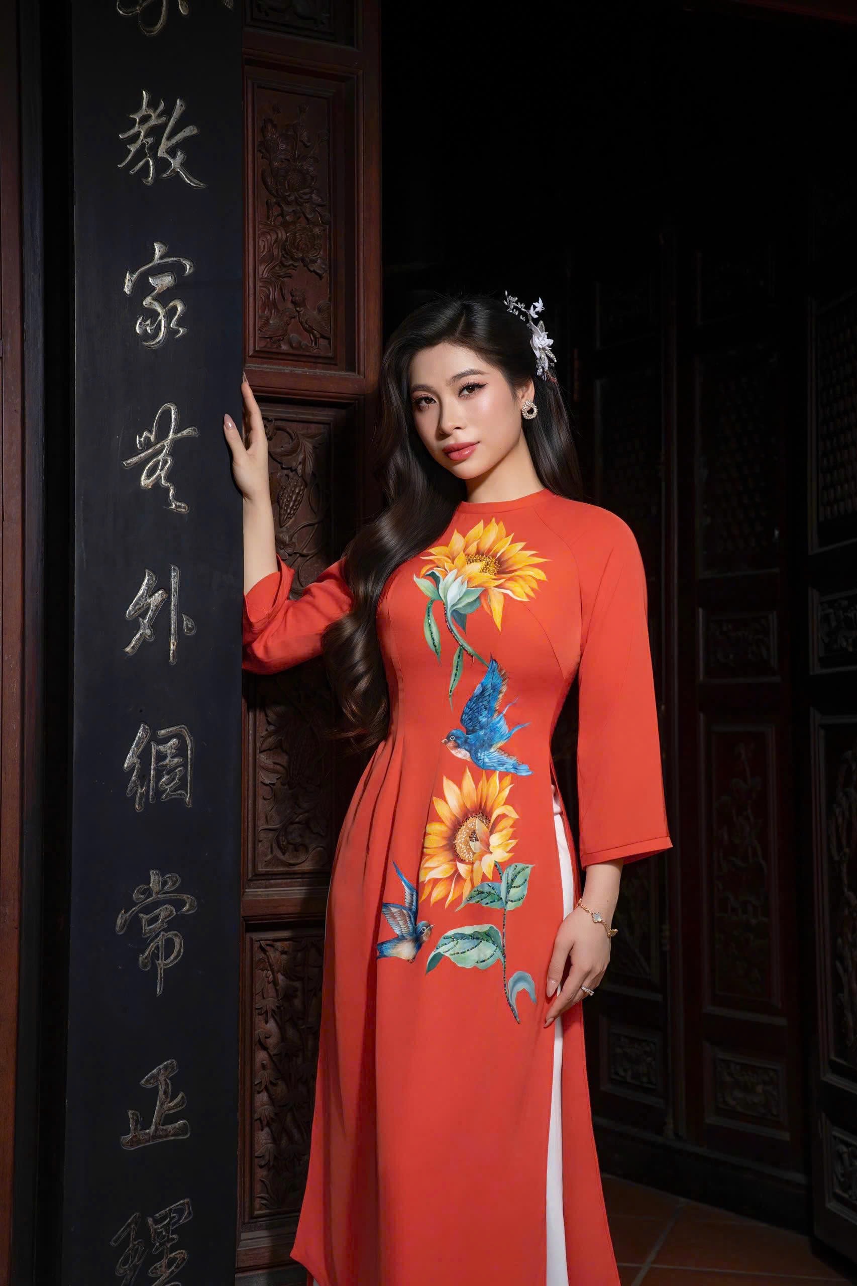 Jessica cũng thường xuyên tham gia các hoạt động thiện nguyện, chủ động đóng góp tài chính của cá nhân để hỗ trợ những hoàn cảnh khó khăn trong các chuyến đi cùng mẹ.