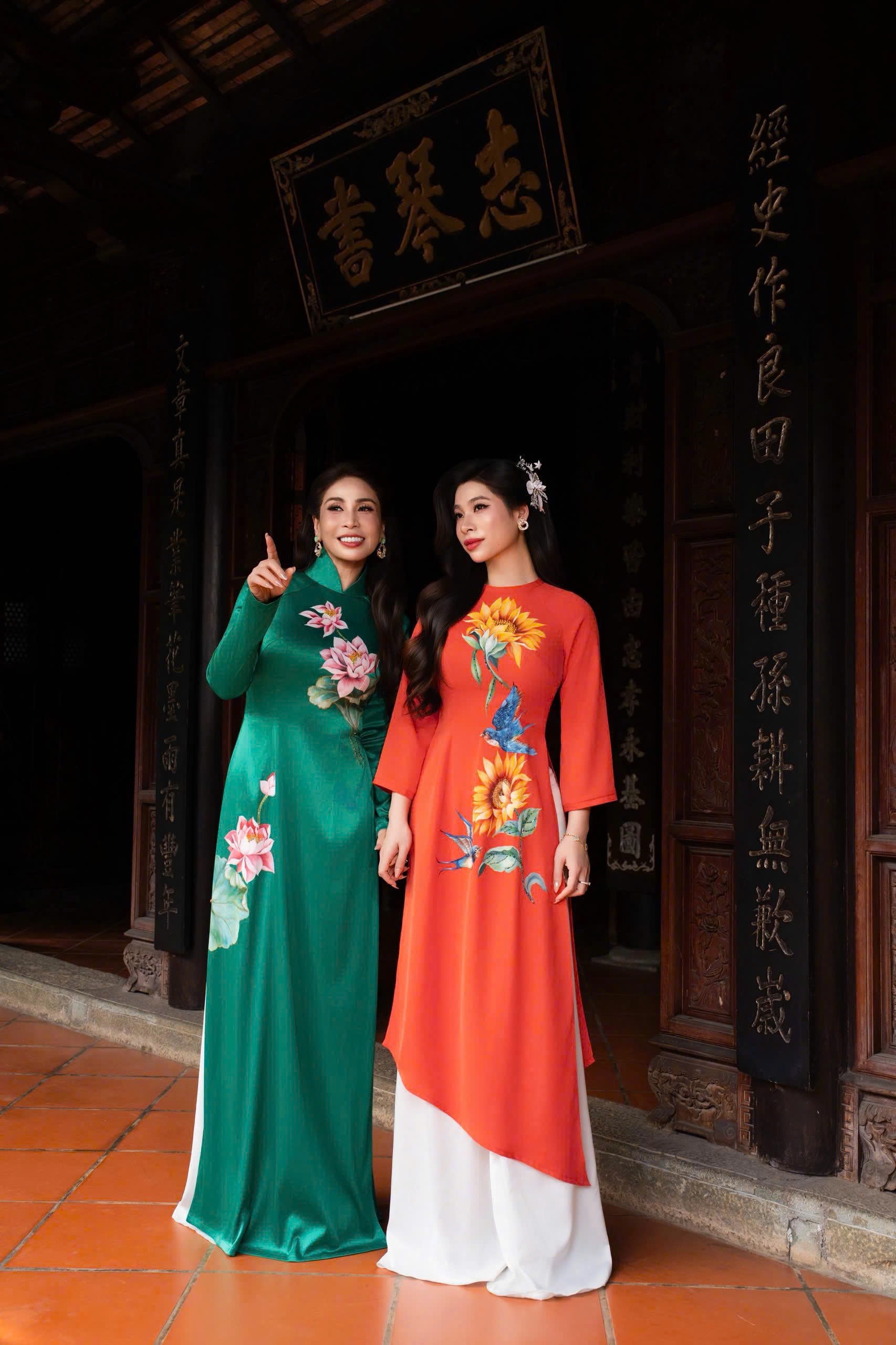 Dịp hội ngộ này, diễn viên Lý Hương và con gái chọn diện áo dài để thực hiện bộ ảnh, với mong muốn lan toả vẻ đẹp của trang phục truyền thống dân tộc. Đây là những thiết kế mới của Võ Việt Chung, nằm trong bộ sưu tập Hương xuân.