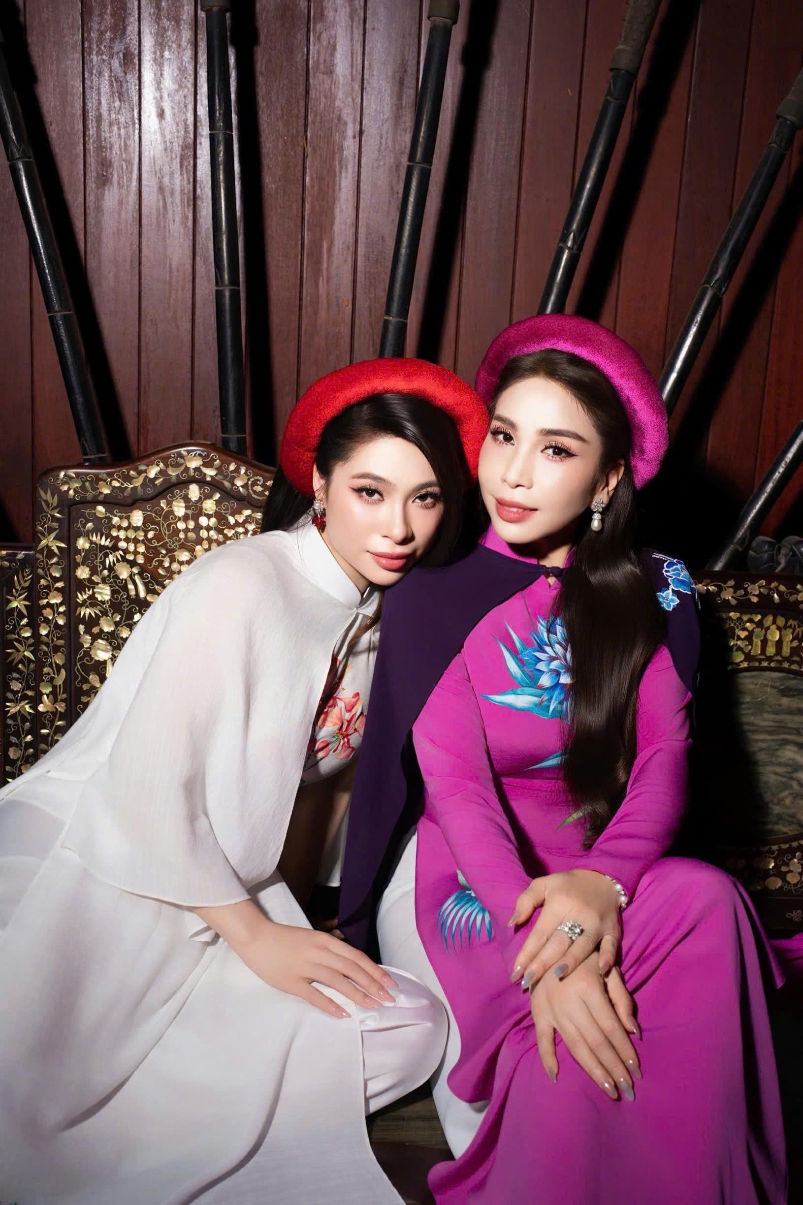 Giữa không gian kiến trúc mang hơi thở hoài cổ, hai mẹ con lựa chọn những thiết kế áo dài sử dụng chất liệu lụa và chiffon cao cấp. Phom dáng ôm nhẹ, đường cắt tối giản giúp tôn lên vẻ thanh thoát mà vẫn giữ được nét kín đáo đặc trưng của trang phục truyền thống.