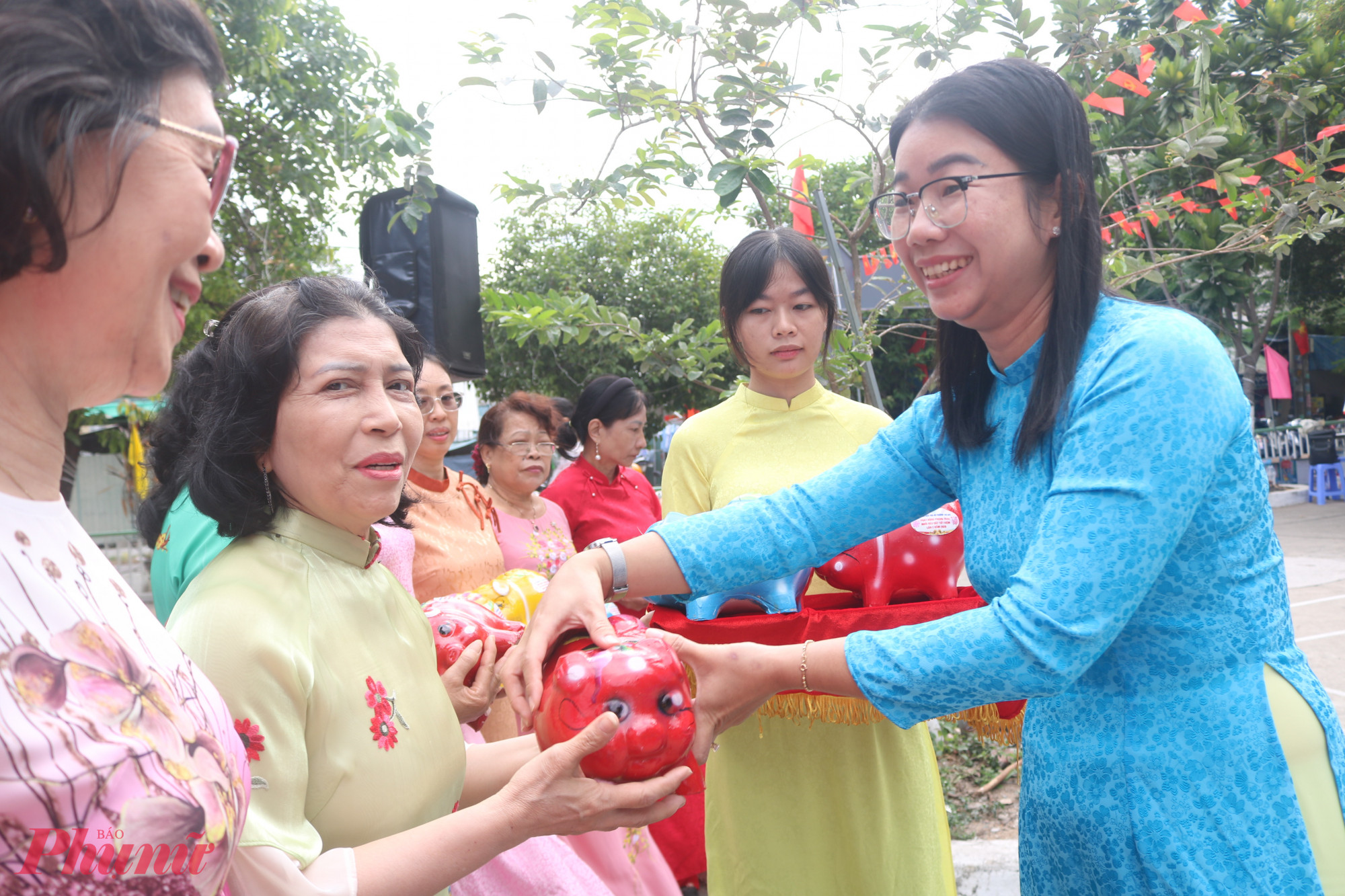 Những chú heo đất nghĩa tình được bà Nguyễn Thị Hồng Thảo – Phó bí thư thường trực Đảng ủy phường Thủ Đức – trao cho đại diện các chi hội phụ nữ trên địa bàn - Ảnh: Mẫn Nhi 