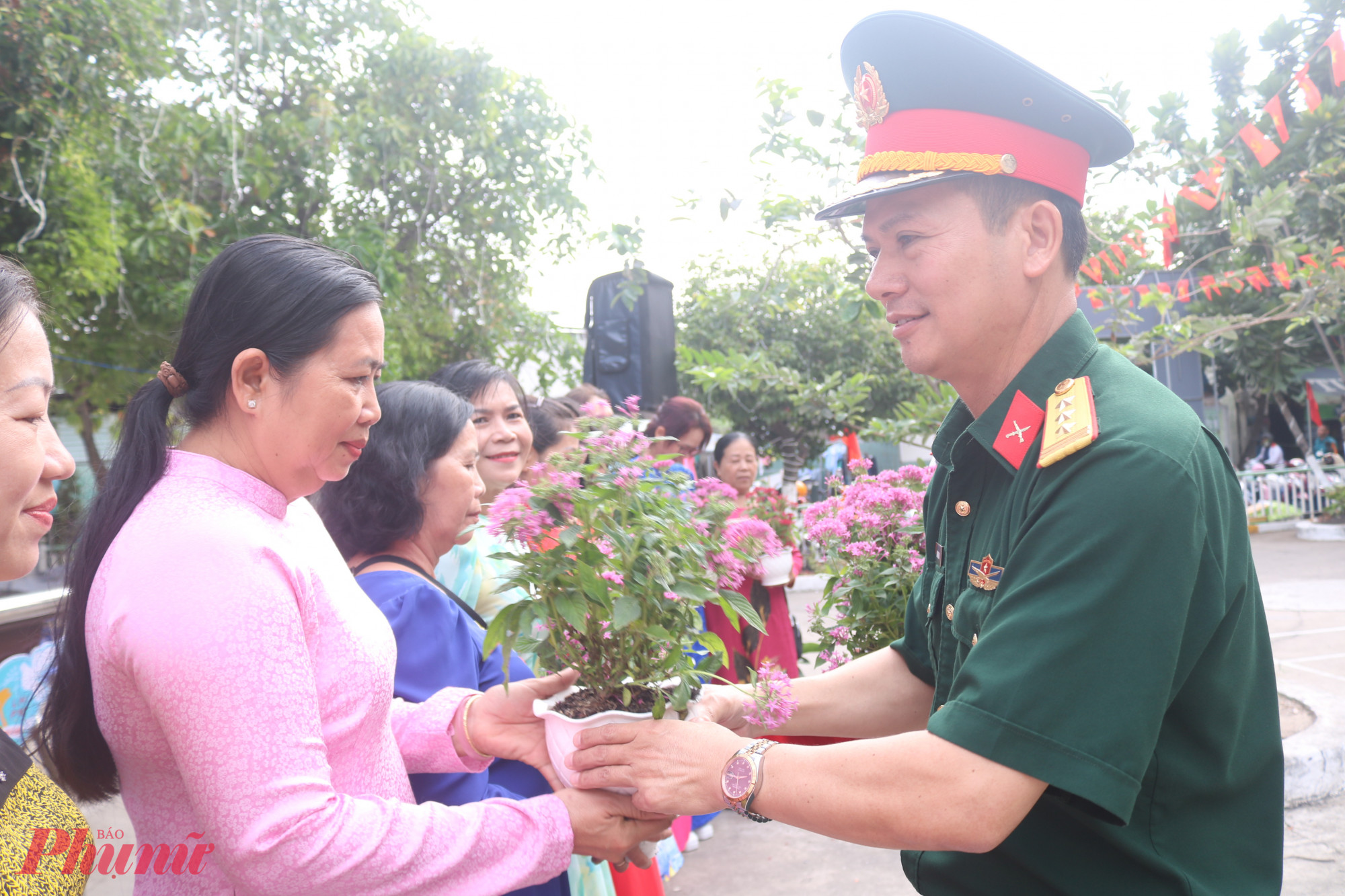 Đại diện các chi hội nhận chậu cây xanh/hoa kiểng từ ban tổ chức - Ảnh: Mẫn Nhi