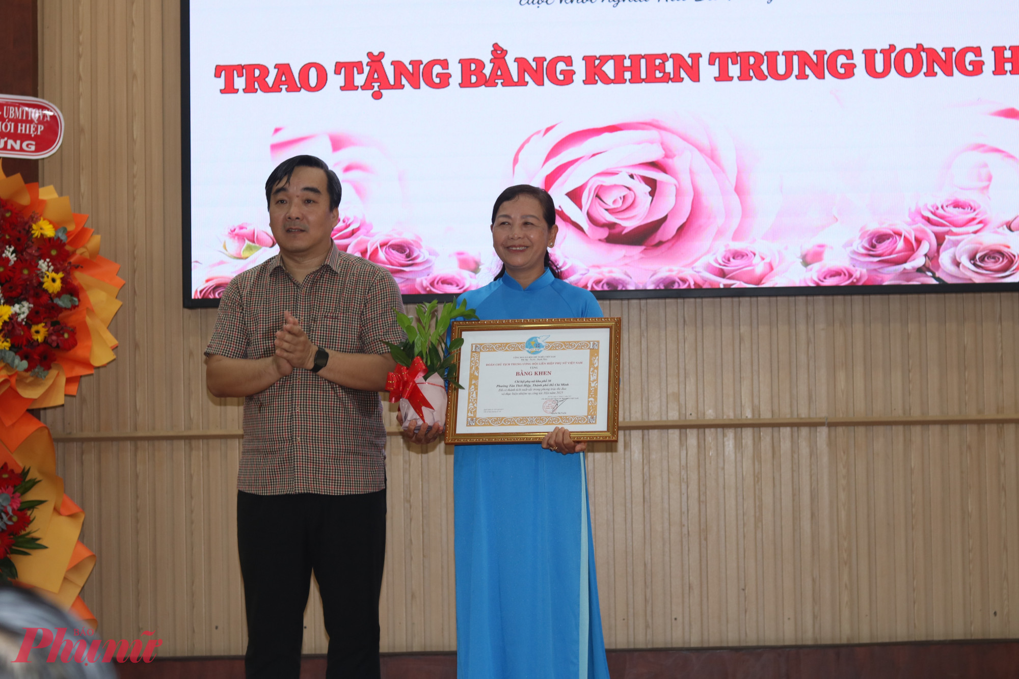 Trung ương Hội LHPN Việt Nam tặng bằng khen nhằm ghi nhận và biểu dương thành tích xuất sắc của Chi hội Phụ nữ khu phố 30, phường Tân Thới Hiệp trong phong trào thi đua và thực hiện nhiệm vụ công tác hội năm 2025. Tại buổi họp mặt, ông Nguyễn Tấn Lực – Phó bí thư thường trực Đảng ủy phường Tân Thới Hiệp - đã trao bằng khen của Trung ương Hội LHPN Việt Nam cho đại diện Chi hội Phụ nữ khu phố 30 - Ảnh: Mẫn Nhi