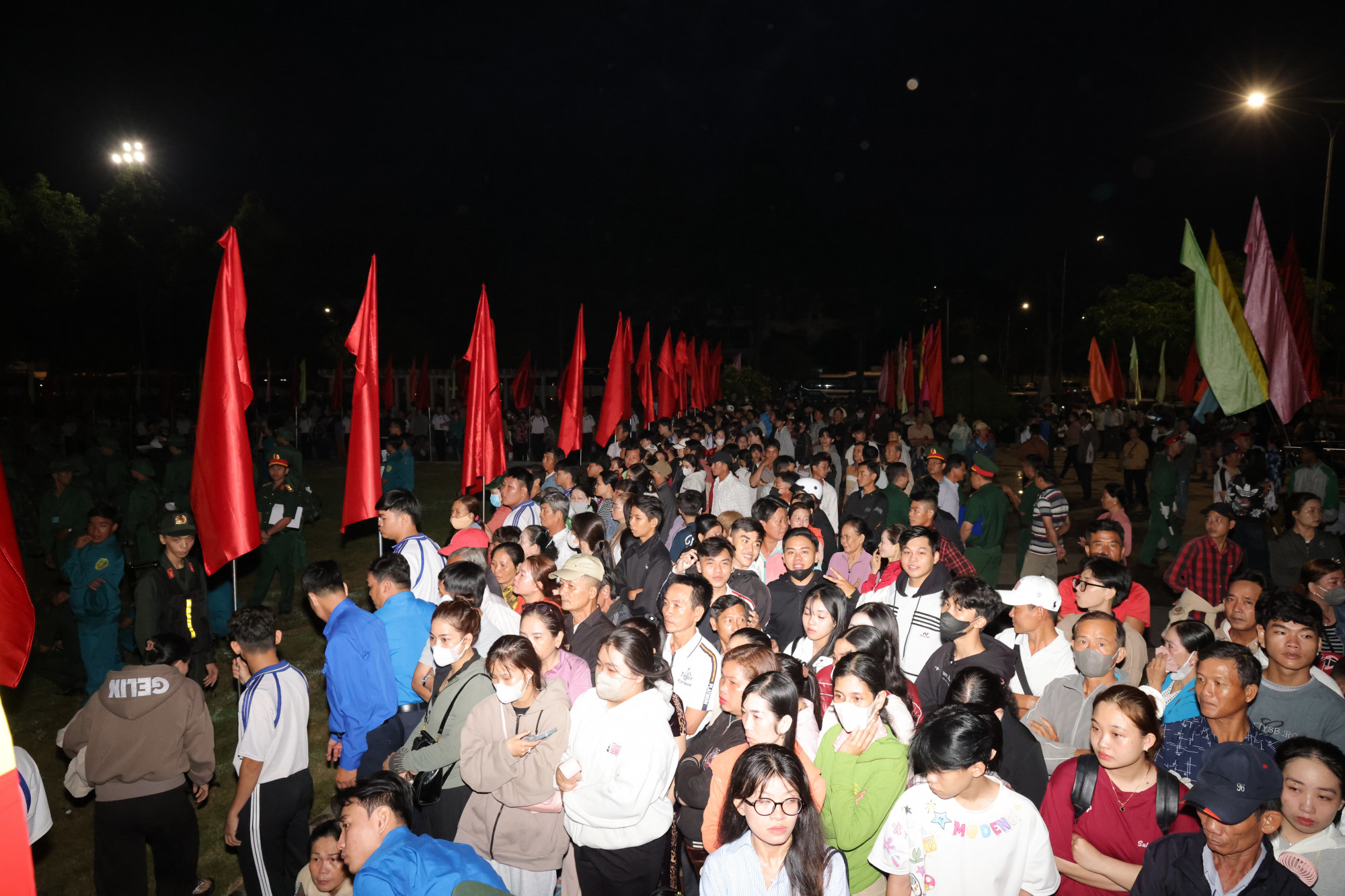 Ngay từ sáng sớm, nhiều người thân gia đình các tân binh đã tập trung tại các điểm tuyển quân tại Cần Thơ tiễn con lên đường làm nhiệm vụ - Ảnh Phạm Trung