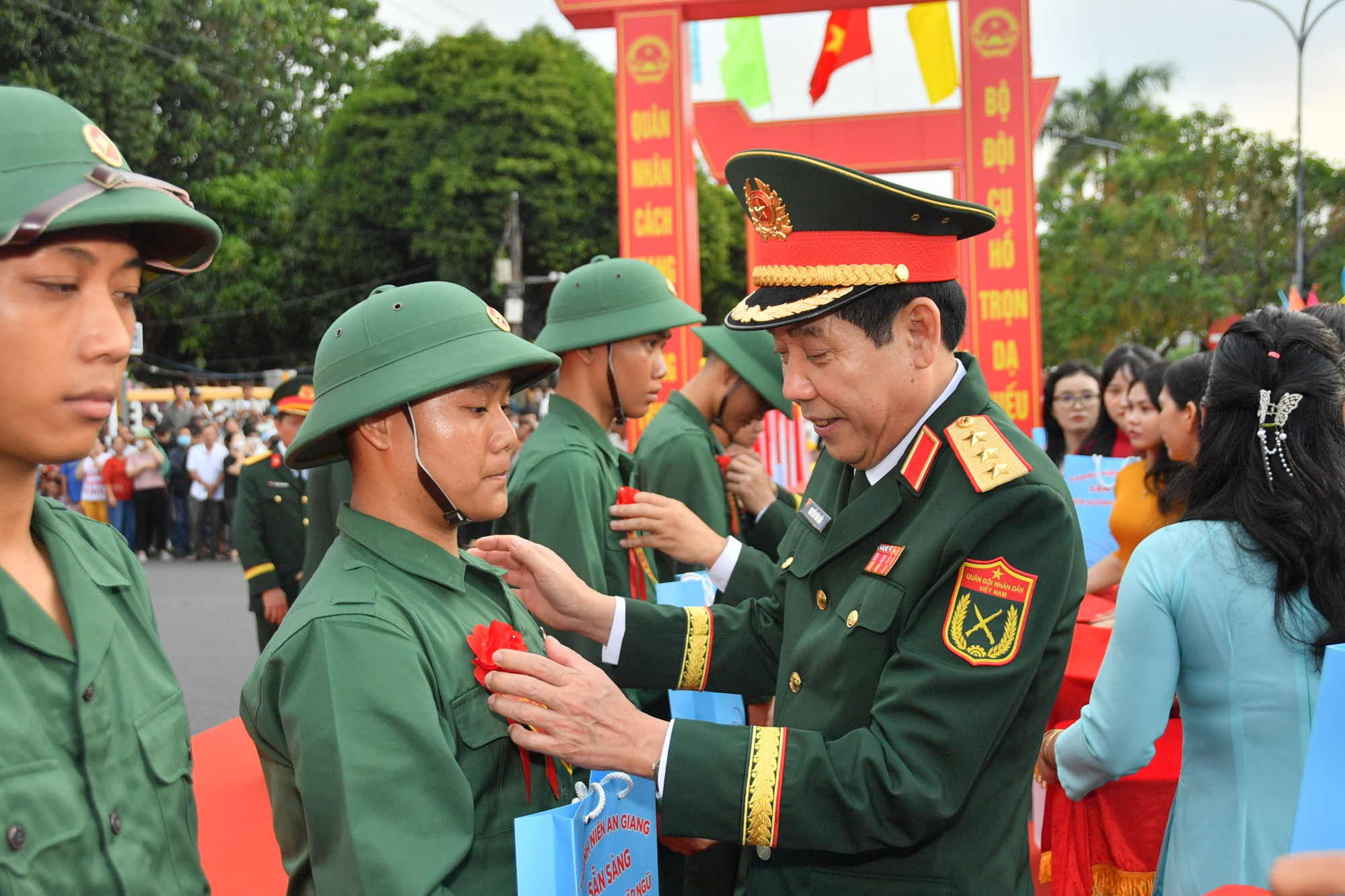 Thượng tướng Nguyễn Văn Gấu - Thứ trưởng Bộ Quốc phòng động viên tân binh lên đường nhập ngủ - Ảnh Phương Vũ